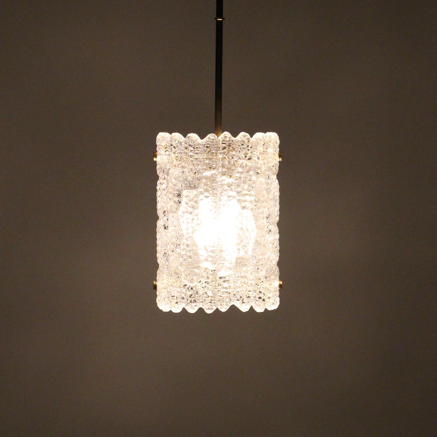 Orrefors Gefion crystal light (P 385), Scandinavian Mid-Century Modern crystal pendant by Carl Fagerlund, produced by the collaboration between Lyfa and Swedish glass-works, Orrefors in the 1960s. Gorgeous ceiling light with crystal glass and brass,