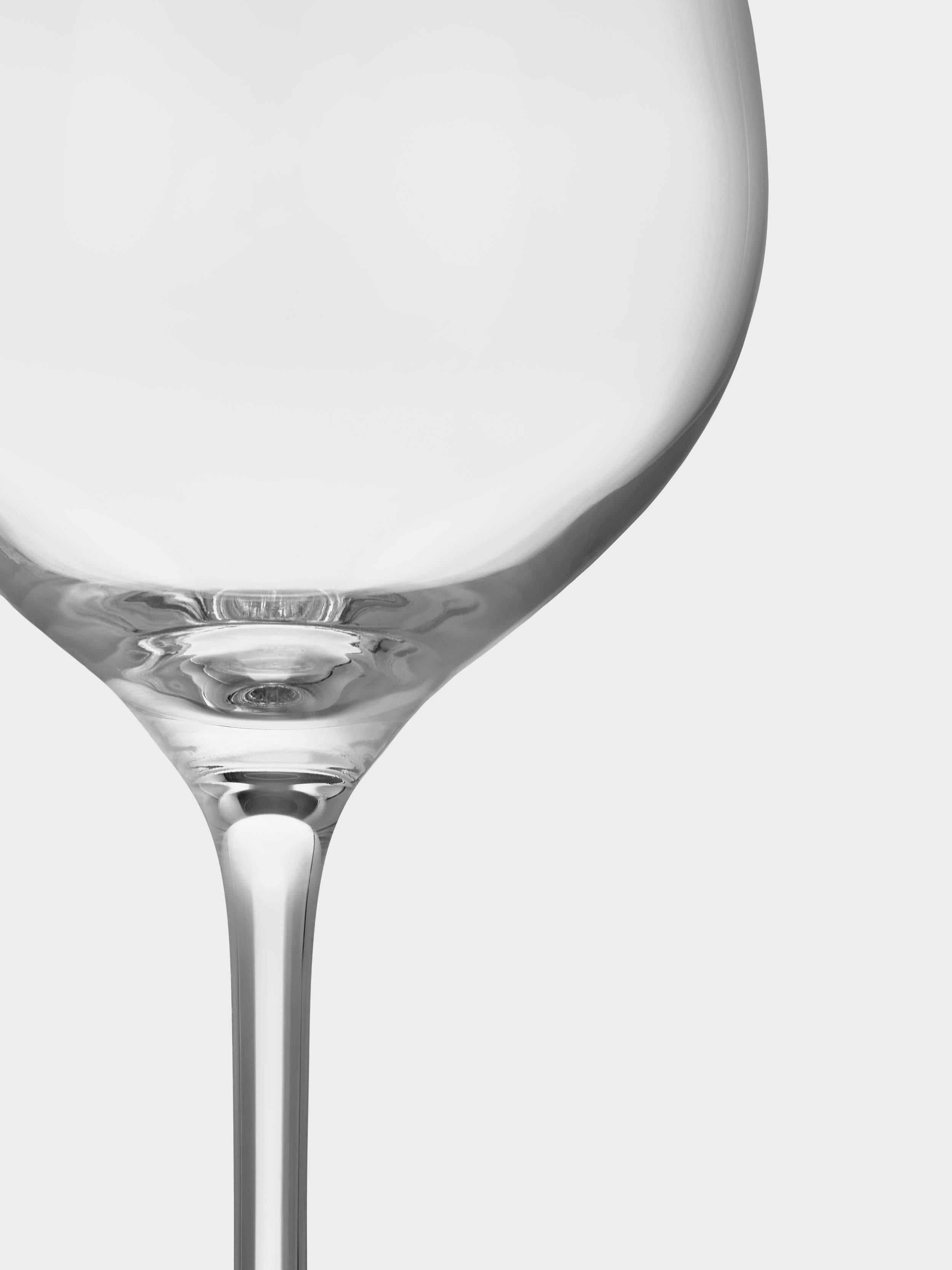 Gin and Tonic from Orrefors has a large, balloon-shaped bowl that holds 22 oz, which provides space for plenty of ice and garnishes, like rosemary or black pepper. The large surface of the bowl adds space for more bubbles allowing them to