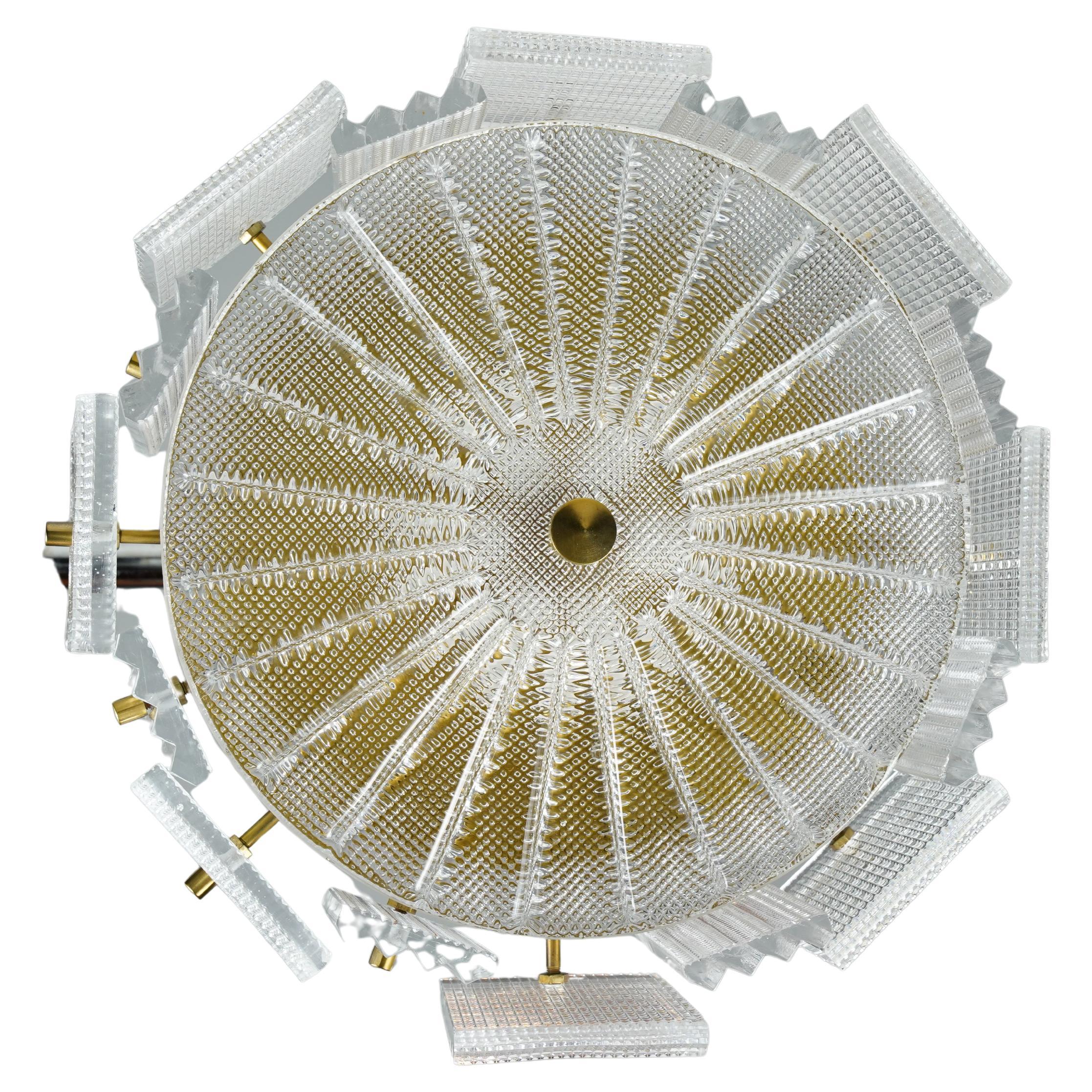 Deux disponibles vendus individuellement.
Design de Carl Fagerlund pour Orrefors, cadre en laiton, épis de faîtage en laiton maintenant le verre en place, 6 douilles E12.

Rewired pour les États-Unis.
Une livraison directe peut être organisée dans