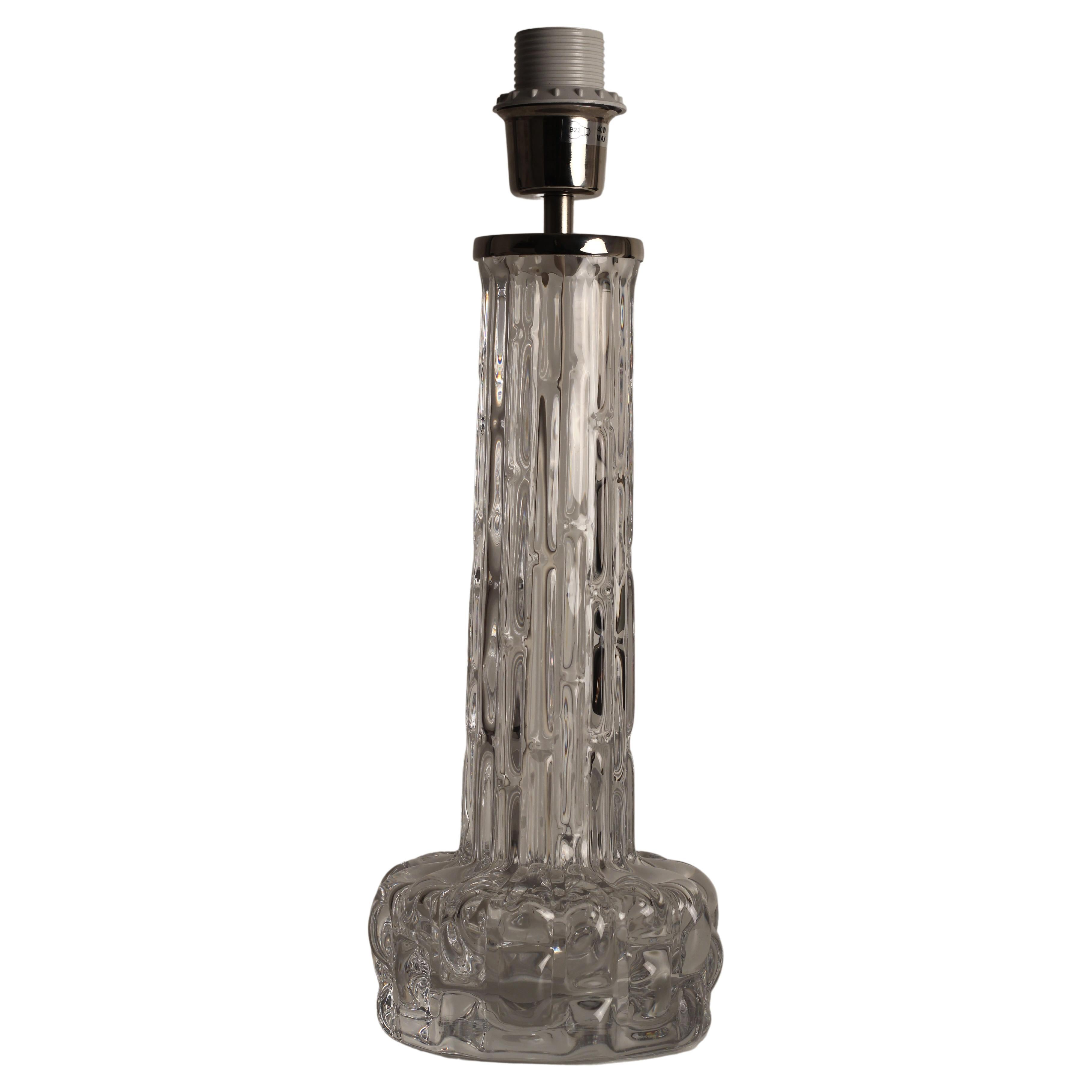 Une belle lampe de table en verre de cristal avec le nom de modèle RD par Carl Fagerlund pour Orrefors, Suède. La base est en verre de cristal et rappelle l'eau gelée, avec une surface ondulée très intéressante. De taille monumentale, la simplicité