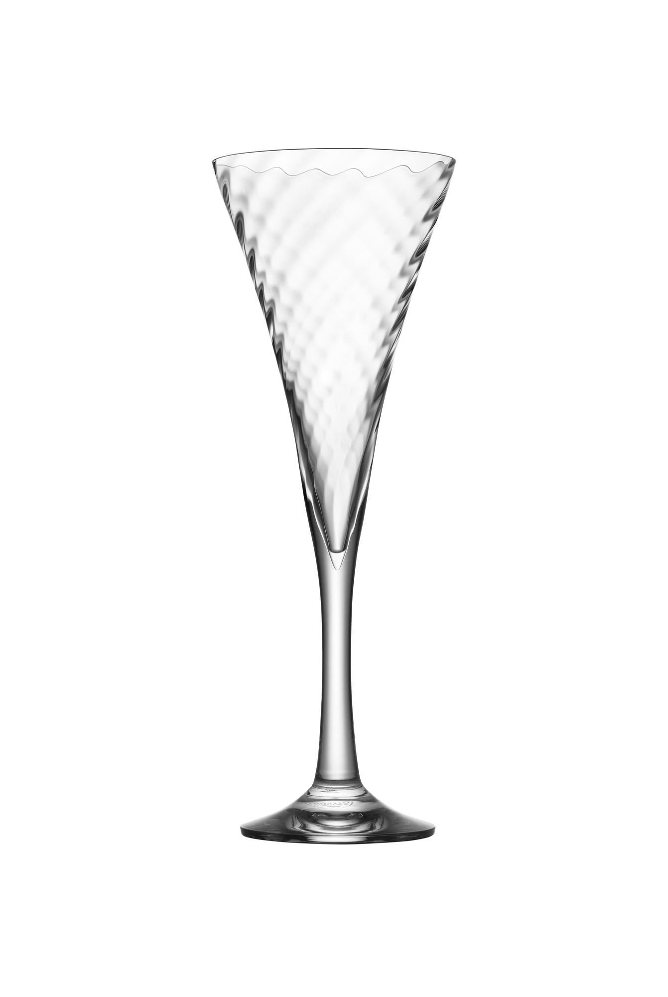 Helena Champagne fasst 8,5 oz und gehört seit 1977 zum Sortiment von Orrefors. Das Glas hat eine trompetenförmige Schale, die mit einem subtilen Motiv aus diagonalen Linien bedeckt ist, die einen schönen optischen Effekt im Kristall erzeugen.