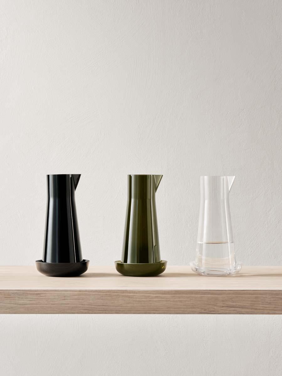 The Informal carafe in clear glass from Orrefors holds 34 oz and is the centerpiece of the collection. It has a characteristic spout and includes a small bowl that can be used as a coaster for the carafe. The bowl is also perfect for serving nuts,