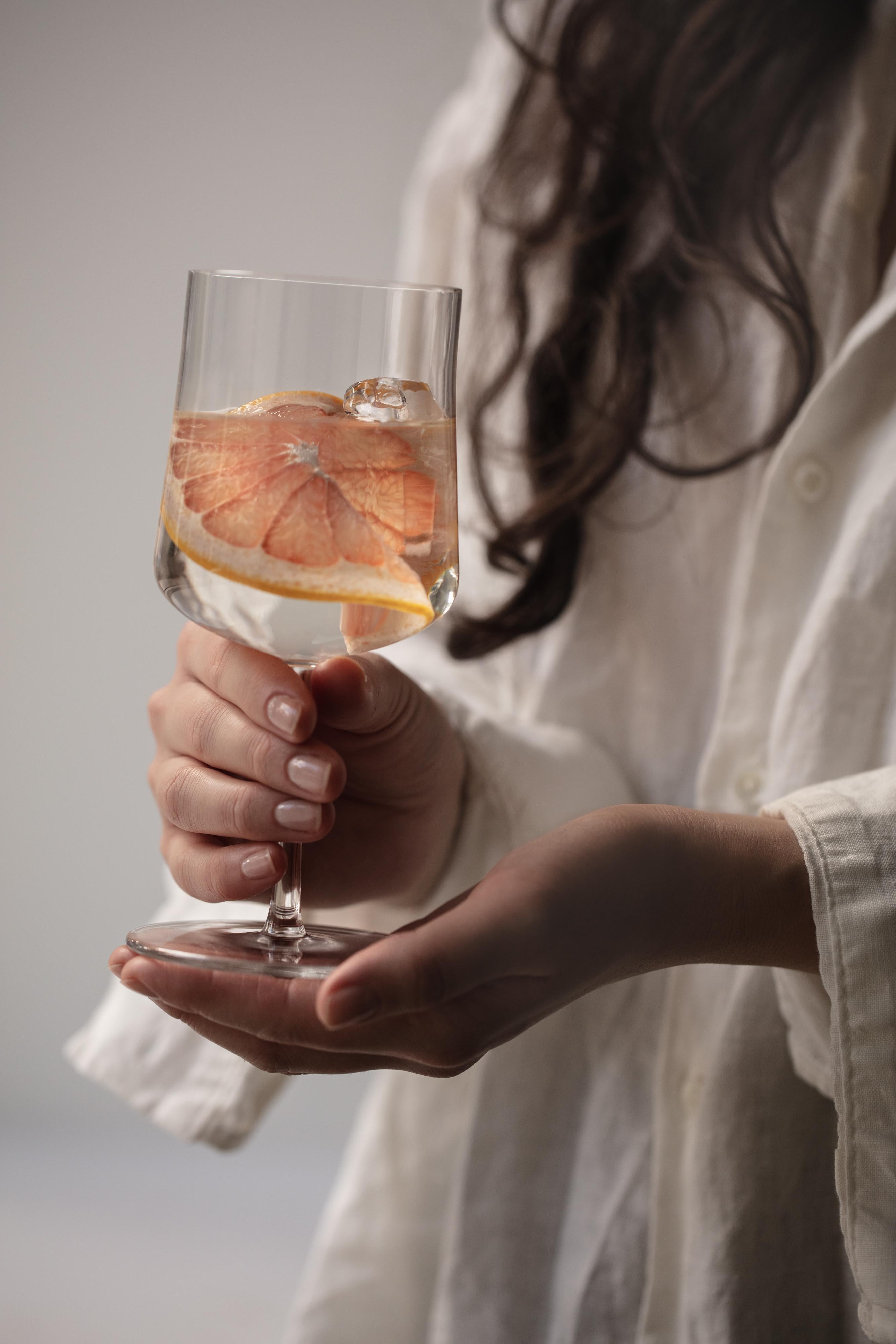 Informal de Orrefors tiene un diseño escandinavo contemporáneo, y el carácter sutil de la colección la hace ideal tanto para uso formal como informal. El vaso de tallo grande tiene capacidad para 12 onzas y es excelente para servir vino, cerveza,