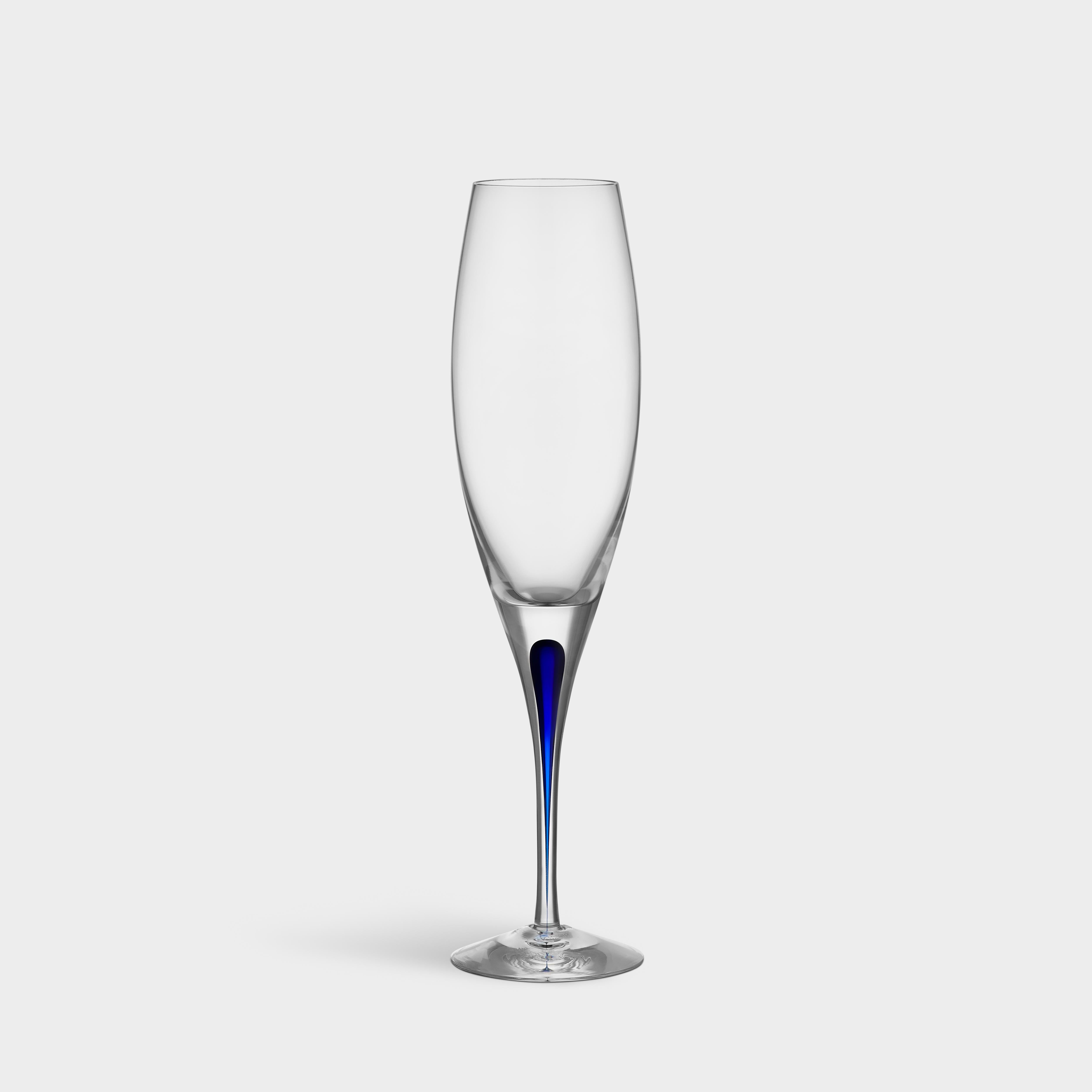 Intermezzo Flute von Orrefors wurde 1984 entworfen. Das Glas mit einem Fassungsvermögen von 7 oz eignet sich für kohlensäurehaltige Getränke, wie z. B. Champagner, da die hohe, schlanke Schale die Bläschen im Getränk bewahrt. Intermezzo Flute wird