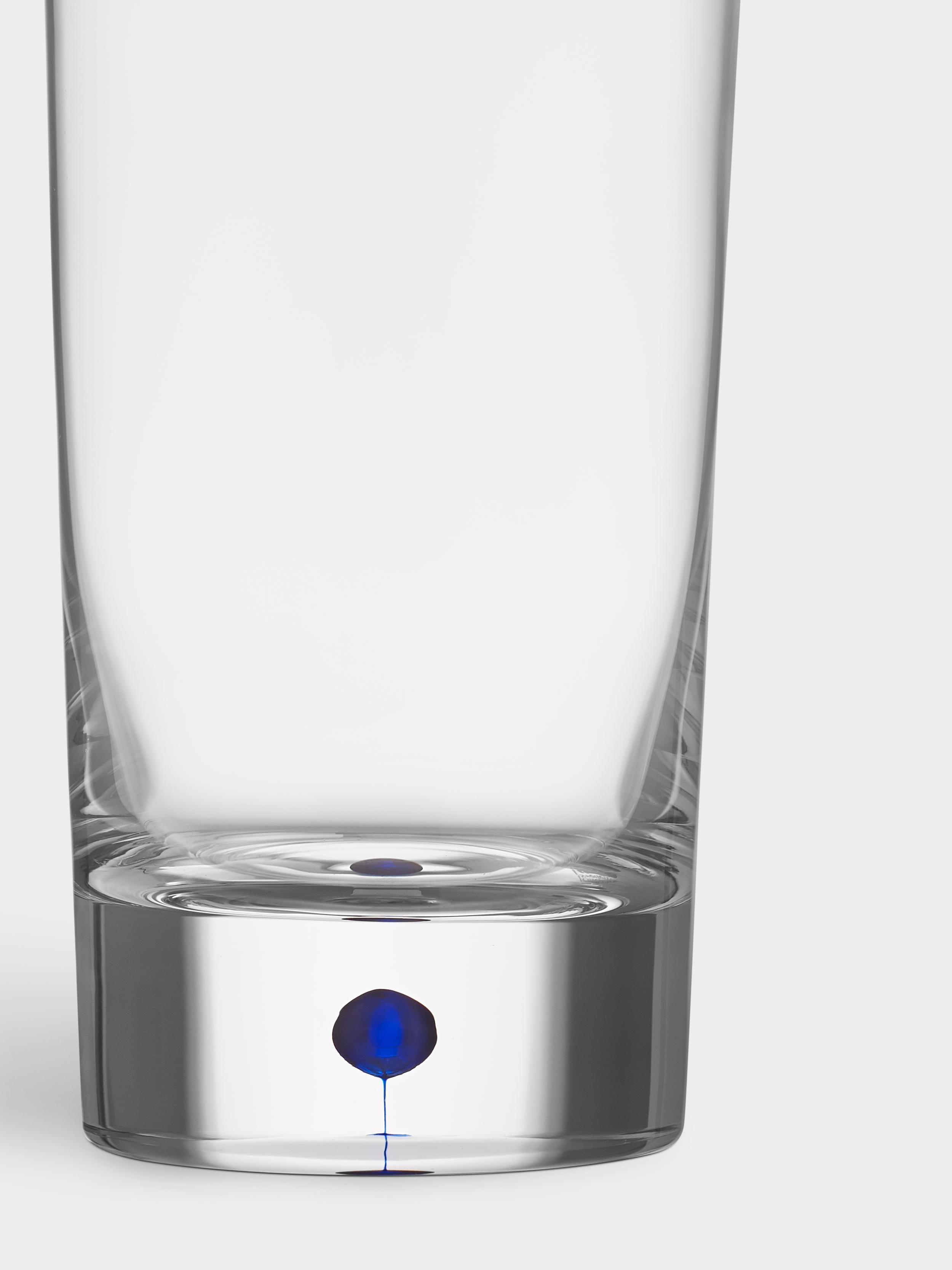 Intermezzo Tumbler von Orrefors wurde 1984 entworfen. Das Glas, das 13 oz fasst, ist als Highball-Glas für Mixgetränke mit oder ohne Alkohol gedacht. Intermezzo Tumbler wird in Schweden von erfahrenen Glasbläsern mundgeblasen und hat einen blauen