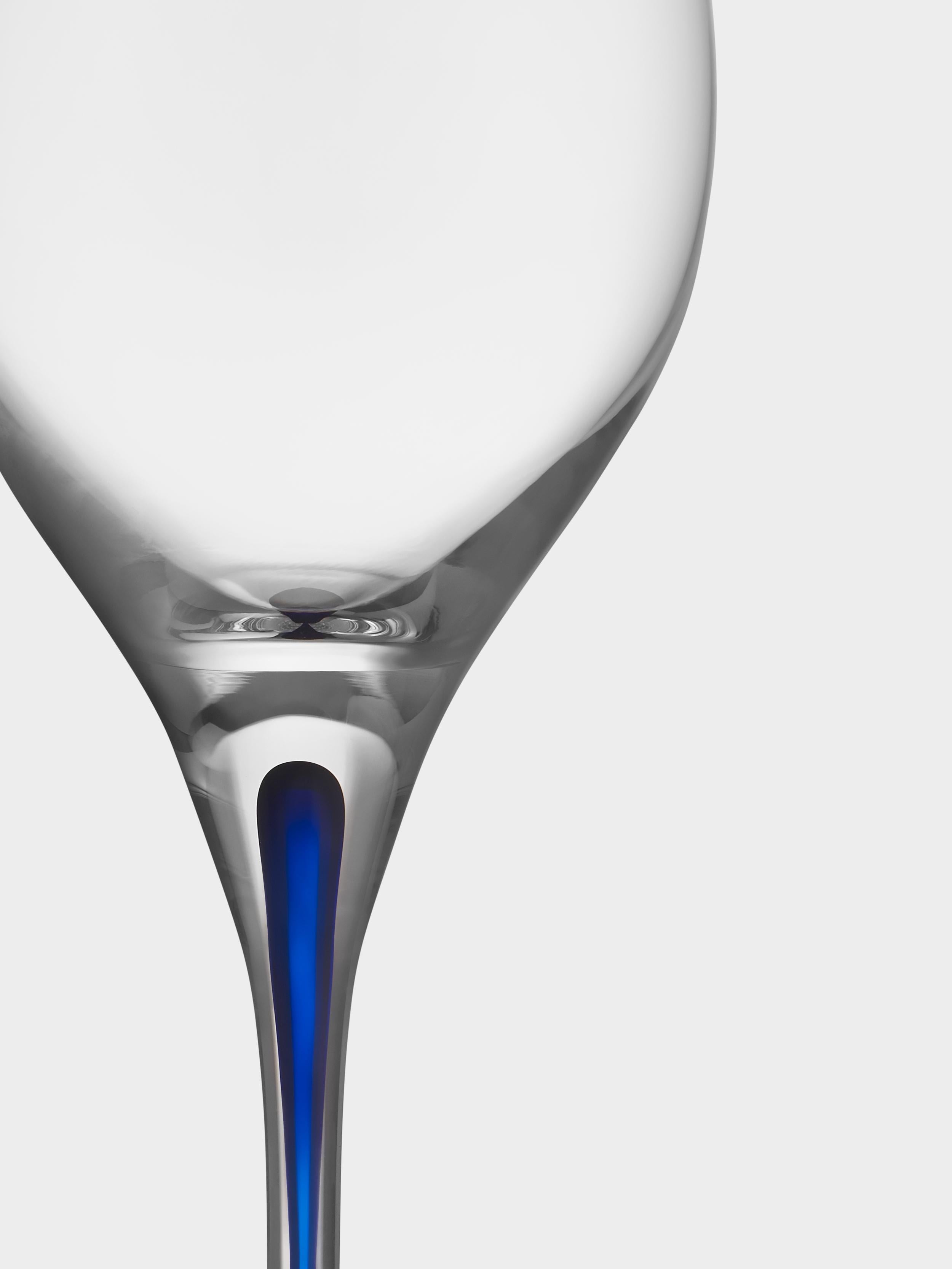 Intermezzo Balance from Orrefors was designed in 1984. The glass, which holds 14 oz, suits all kinds of wine, including white, red, and rosé. The tulip shape of the bowl brings out the flavors and aromas of the wine particularly well. Intermezzo