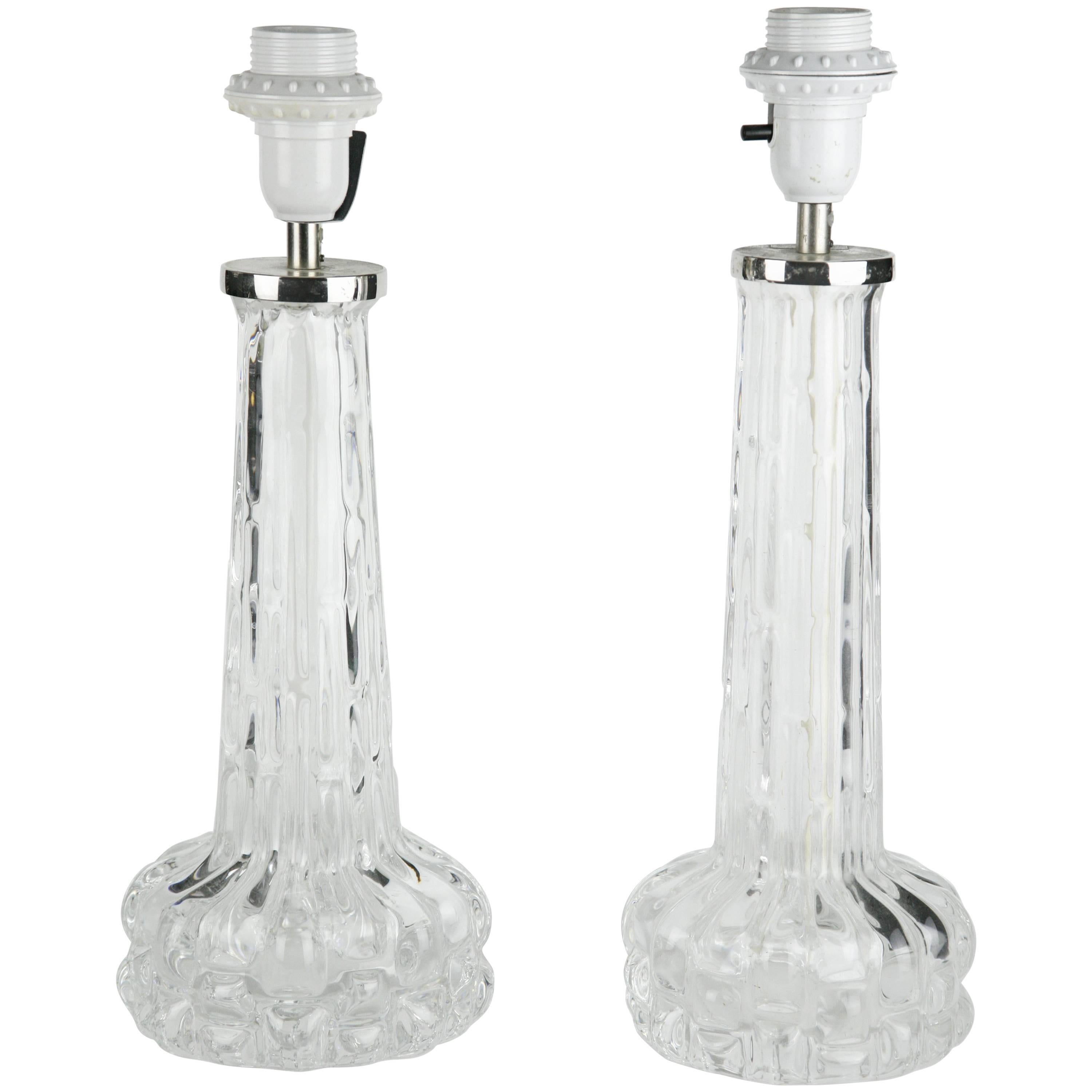 Lampes Orrefors en cristal clair avec accessoires chromés, motif de forme organique dans le verre, Suède 1970, signées Carl Fagerlund Orrefors.

 
  