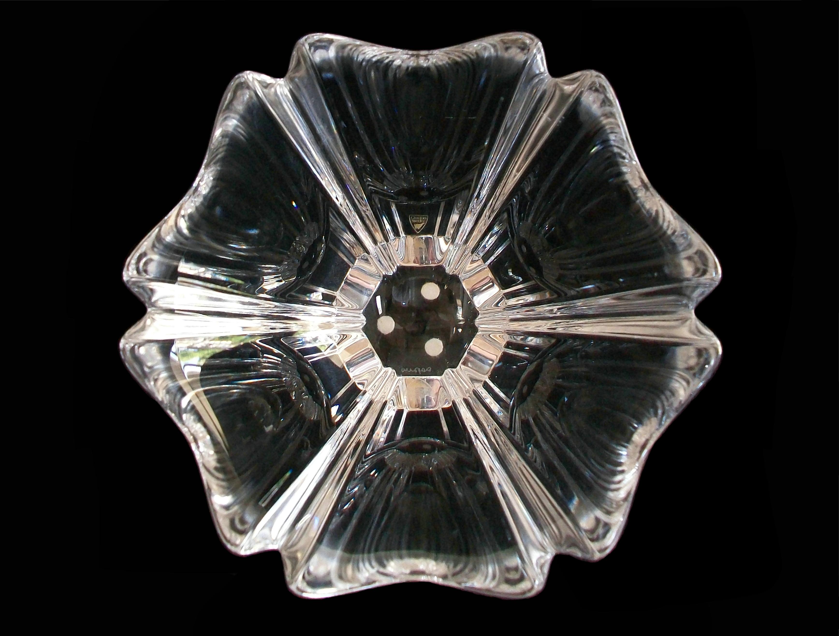 Orrefors, Lars Hellsten, Orion Crystal / Glass Bowl, Sweden, 20th Century In Good Condition For Sale In Chatham, ON