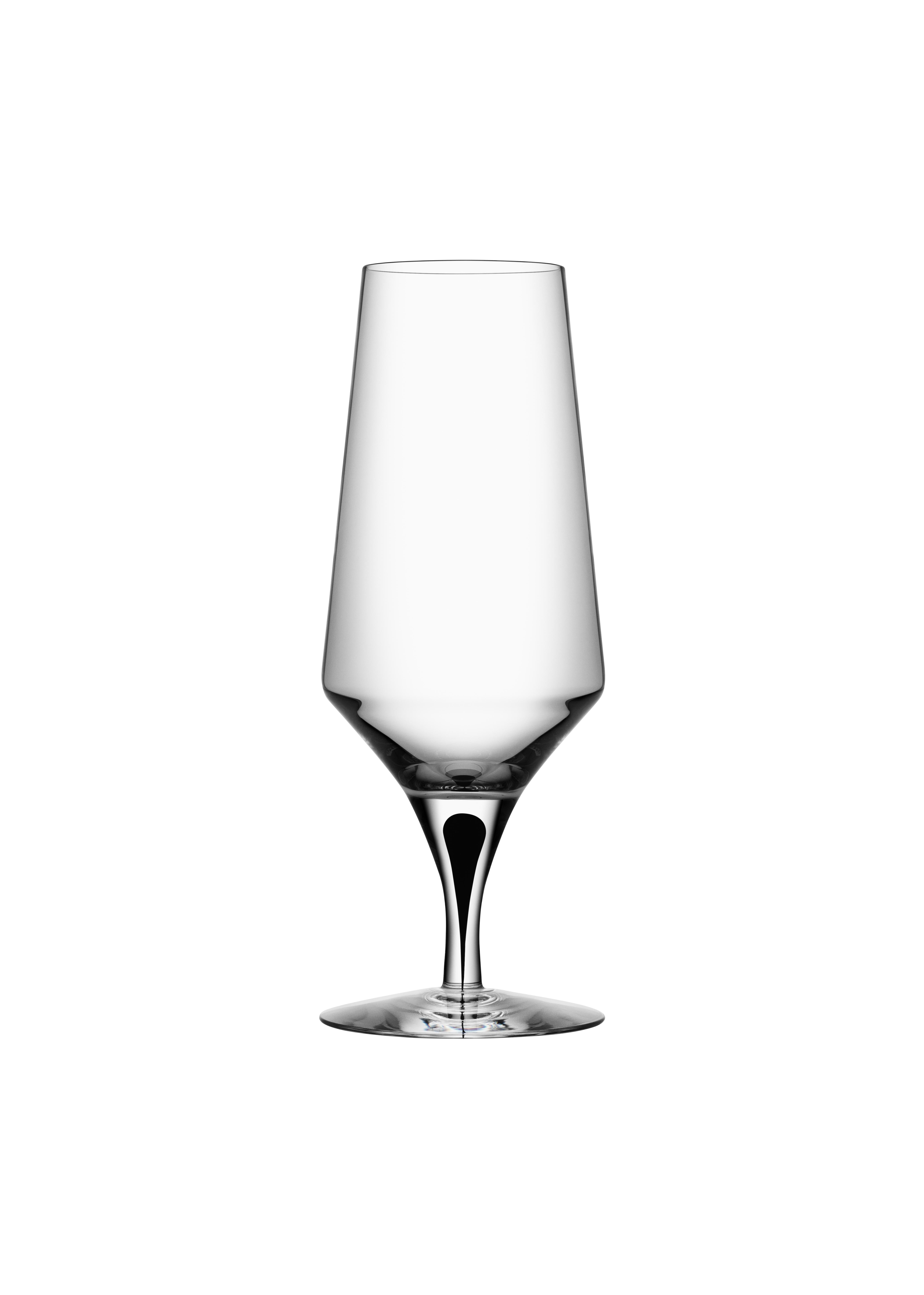 Metropol Beer from Orrefors, which holds 15.5 oz, is outstanding for many kinds of beer, including lager, pilsner, and IPA. The beer glass is mouth-blown in Sweden by expert glassblowers and inspired by Erika Lagerbielke’s classic Intermezzo design,
