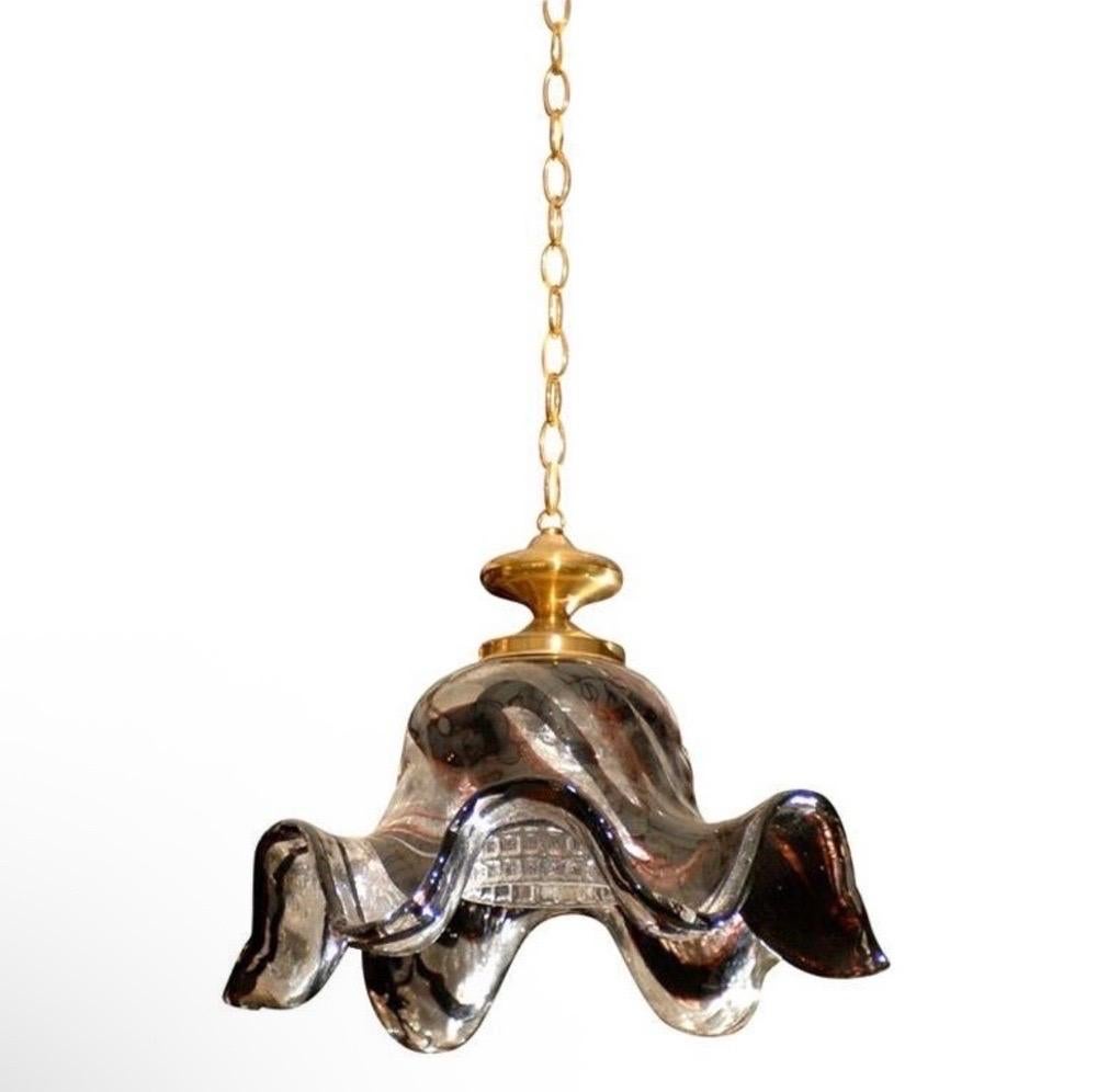 Lampadario a sospensione d'epoca in vetro artistico svedese della metà del secolo, in ametista molto scuro (quasi nero) e vetro trasparente soffiato a mano per Orrefors dal noto artigiano del vetro svedese Carl Fagerlund, C.C. 1970. 

Recentemente