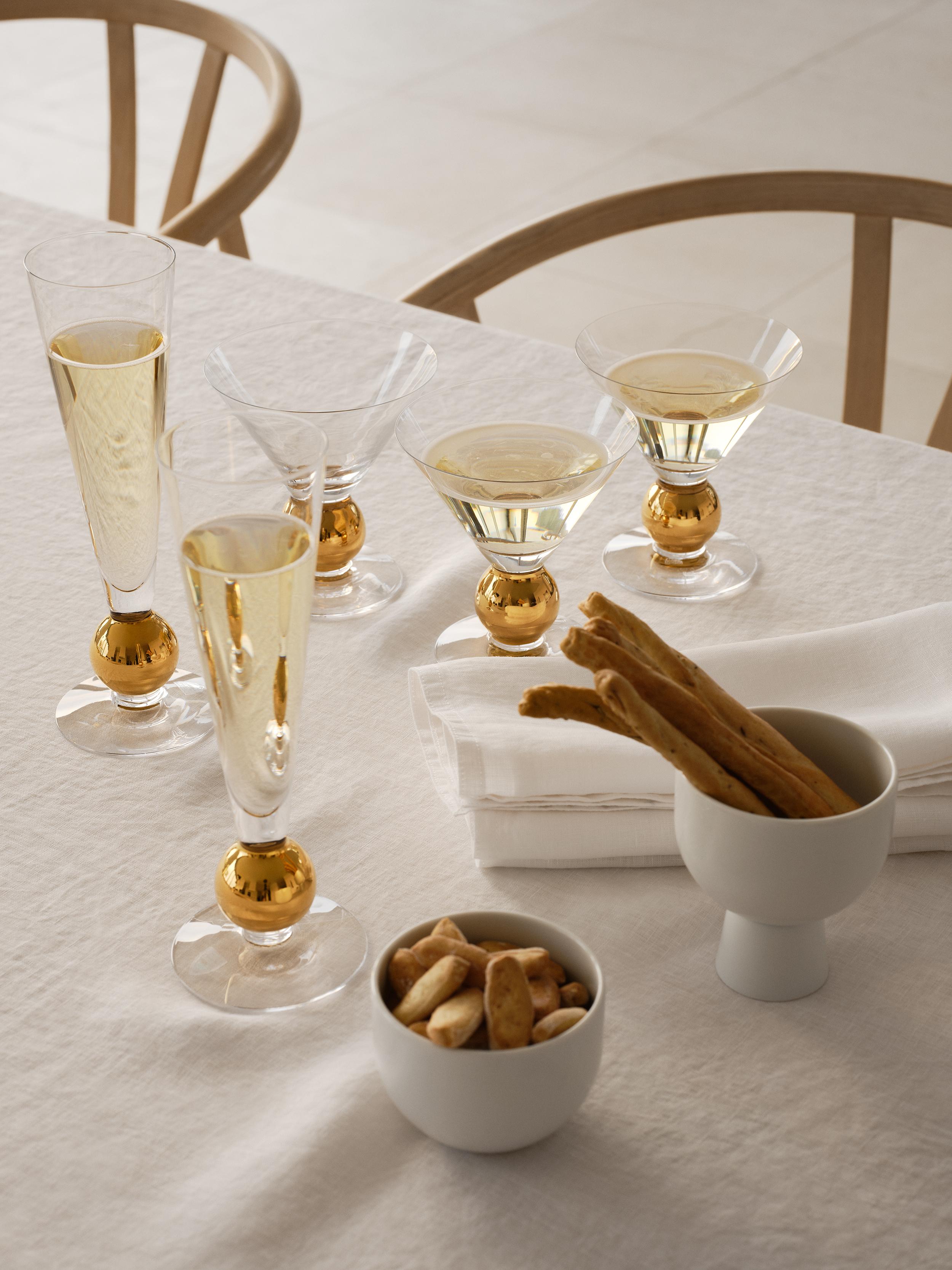 En 1991, Gunnar Cyrén a conçu le verre à martini Nobel pour le 90e anniversaire du prix Nobel. Le verre en cristal, d'une contenance de 7,8 oz, est peint à la main avec des détails en or véritable 21 carats. La forme du bol est idéale pour servir