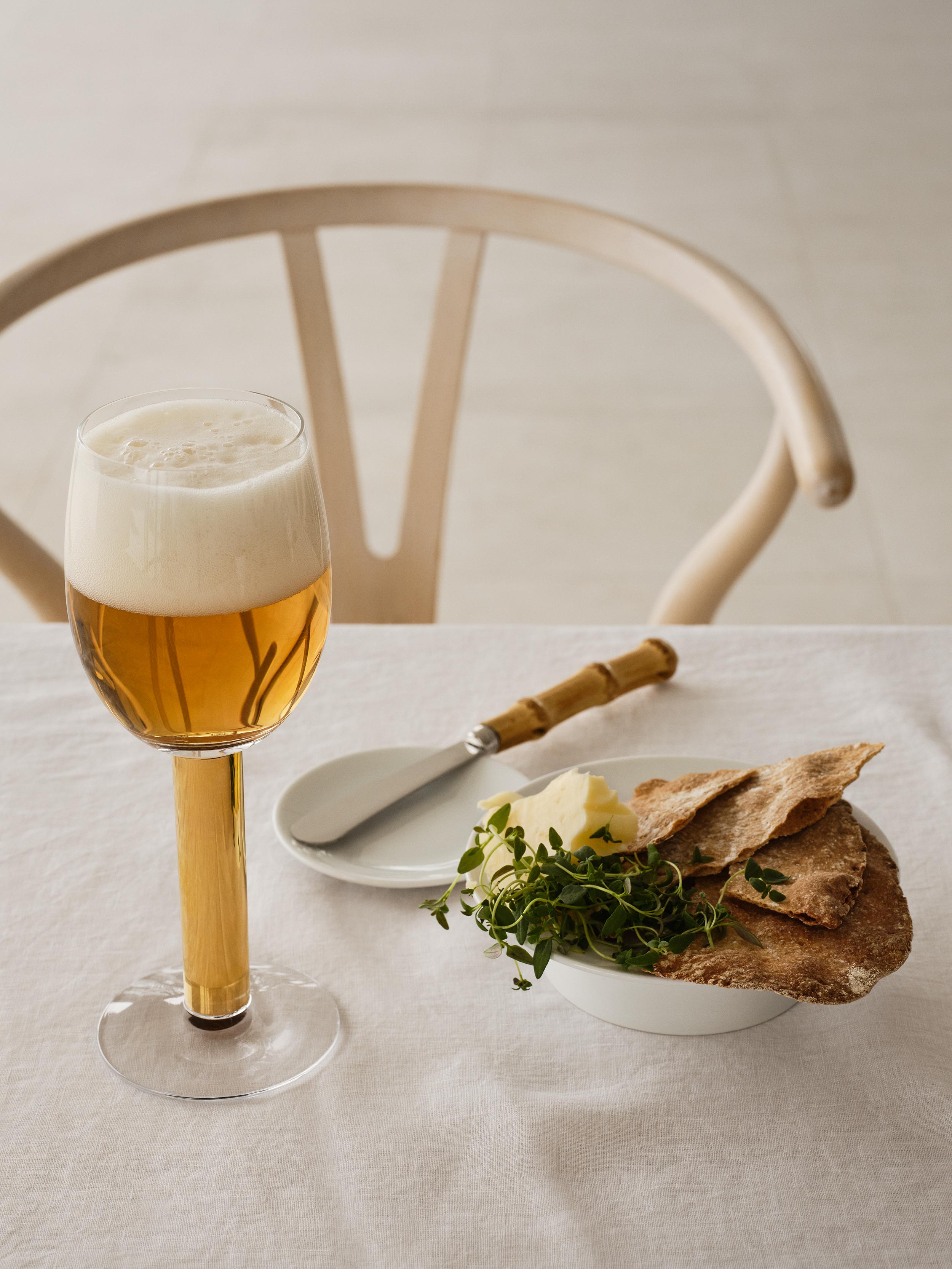 En 1991, Gunnar Cyrén a conçu le verre à bière Nobel pour le 90e anniversaire du prix Nobel. Cet élégant verre, d'une contenance de 12,5 oz, est fabriqué en cristal avec des détails peints à la main en or véritable 21 carats. Aujourd'hui encore, les