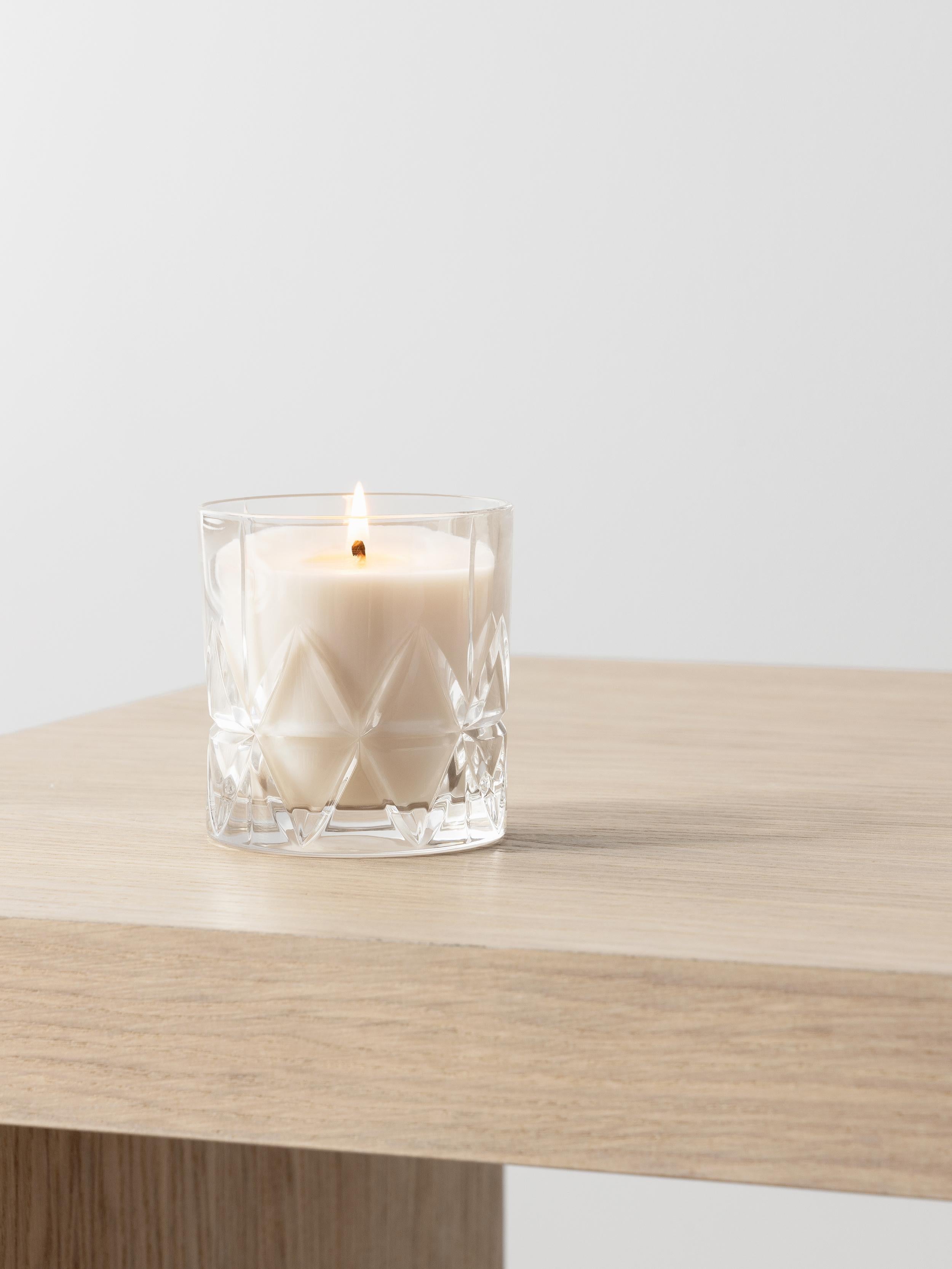 Peak Candle in the scent Woodland Vanilla is made with a high-quality formula. The wax is composed of a soy blend, and the burn time is approximately 50 hours. 
 
 The candle has spicy vanilla notes of Fresh Bergamot, Shaved Nutmeg, Blue Geranium,