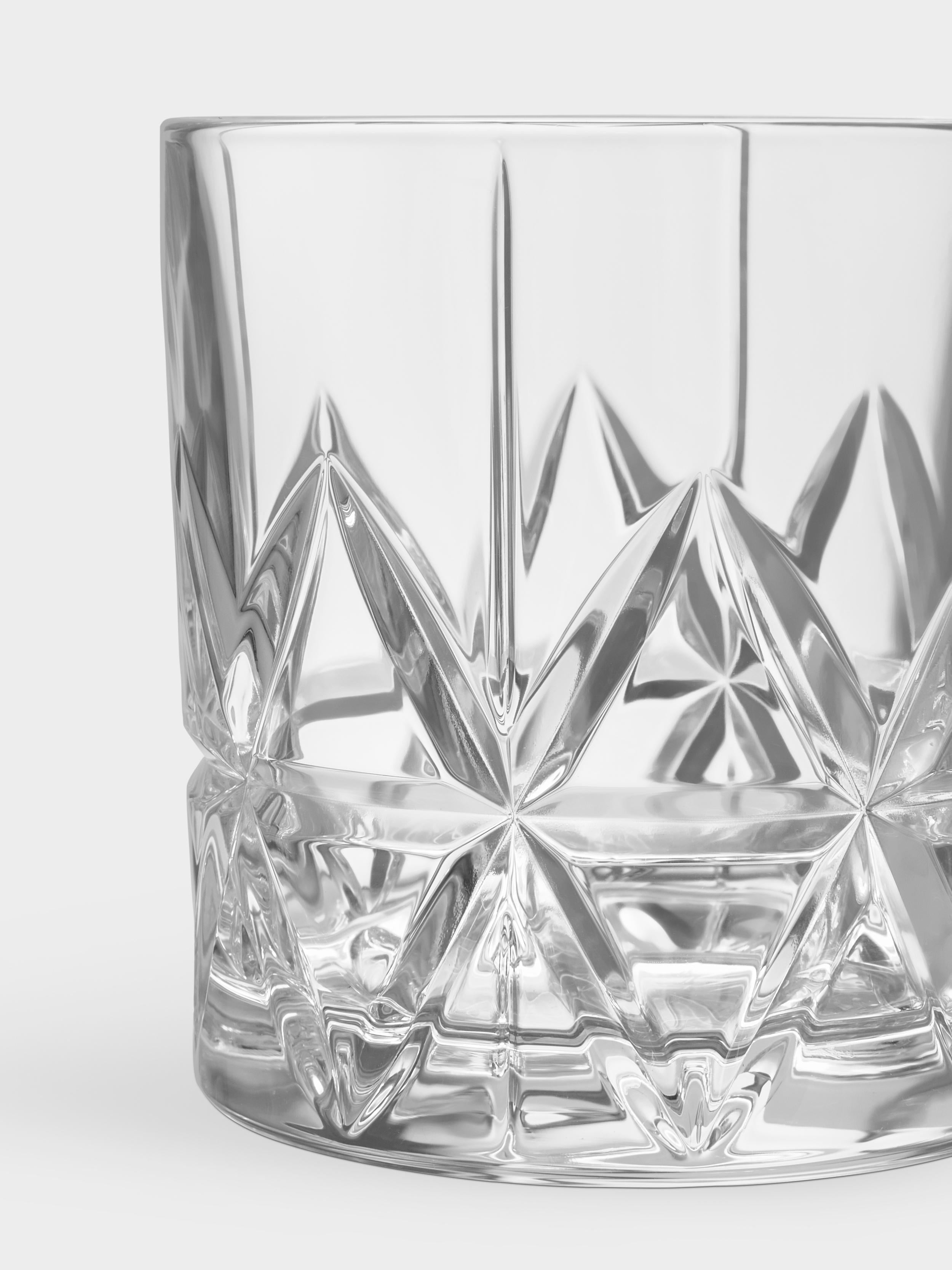 Le verre Peak Double Old Fashioned d'Orrefors, d'une contenance de 11,5 oz, est un verre de bar idéal pour les spiritueux et les cocktails. Le motif du verre s'inspire des majestueux pics montagneux des régions septentrionales de la Scandinavie.