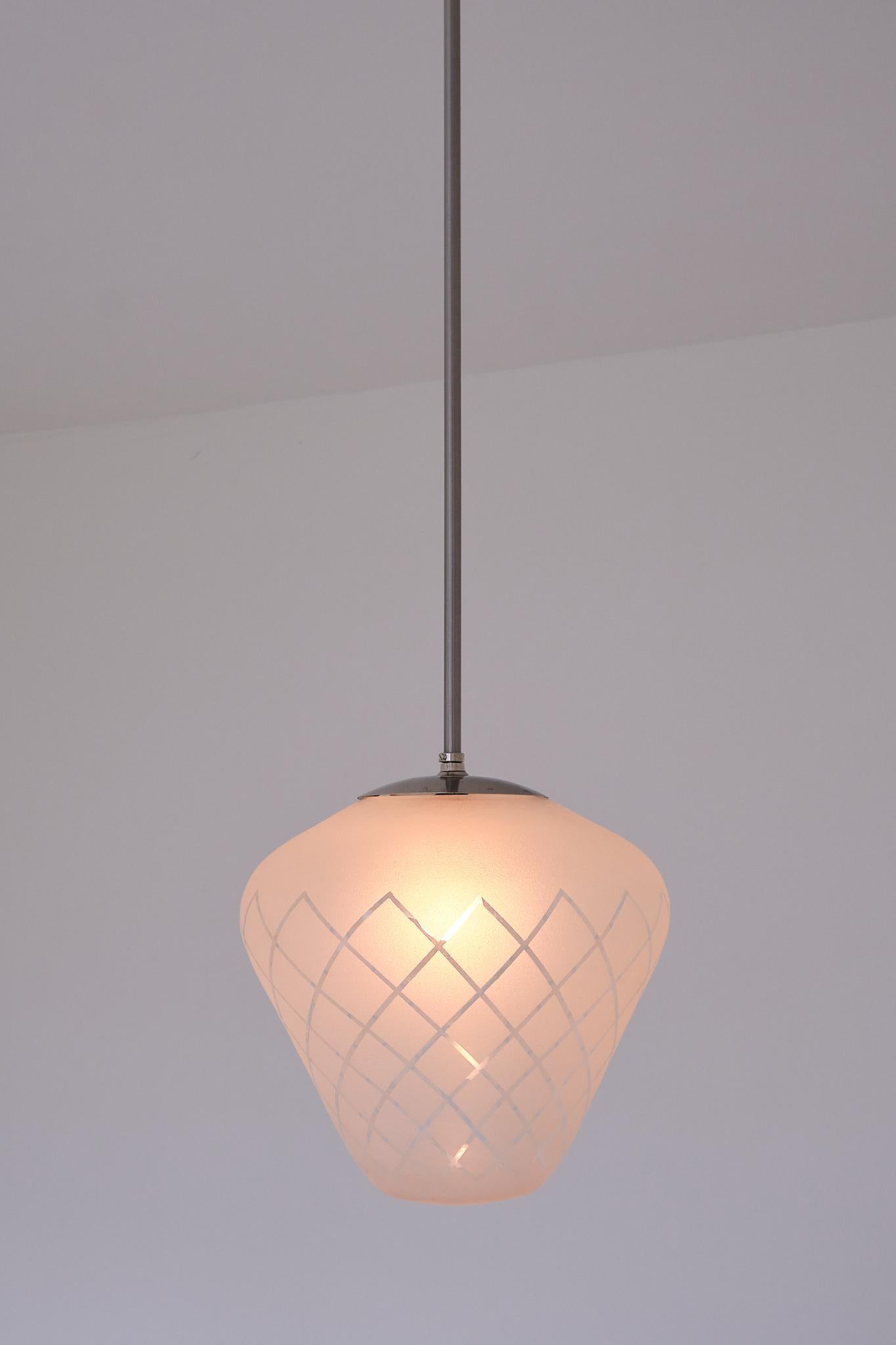 Pendentif Orrefors en verre gravé à damier diagonal, Suède Modernity, années 1950 en vente 2
