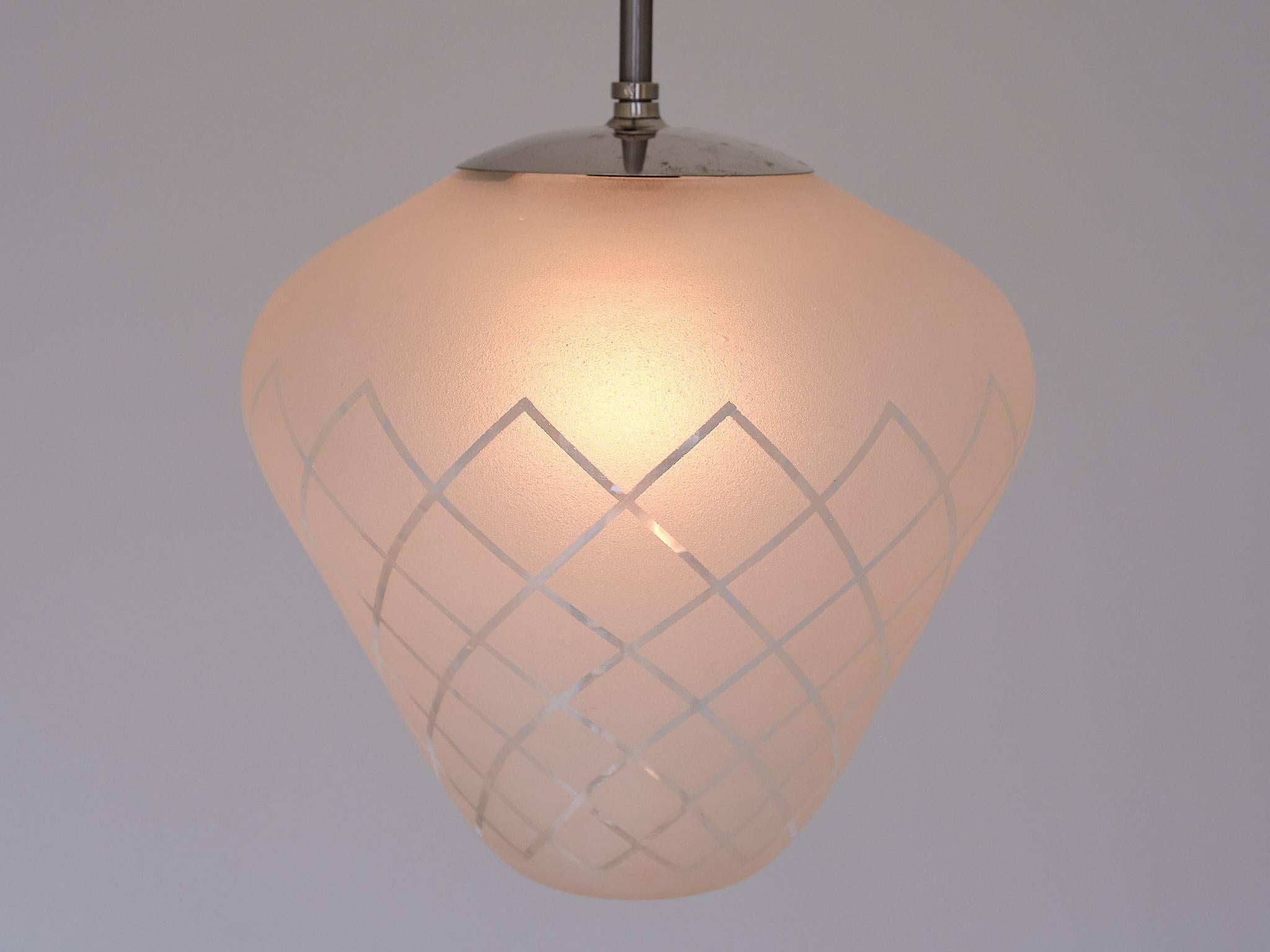 Pendentif Orrefors en verre gravé à damier diagonal, Suède Modernity, années 1950 en vente 3