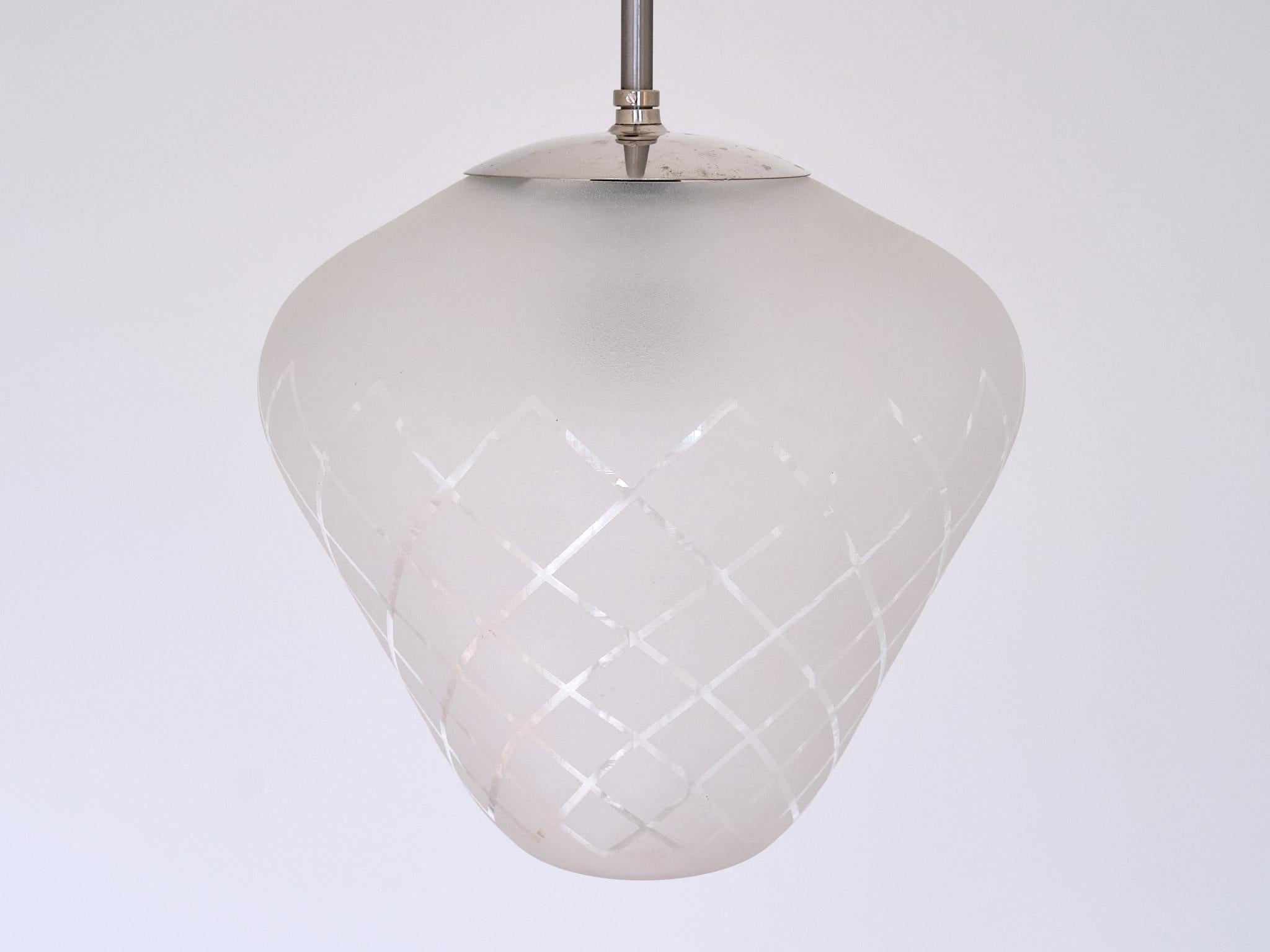 Pendentif Orrefors en verre gravé à damier diagonal, Suède Modernity, années 1950 en vente 4