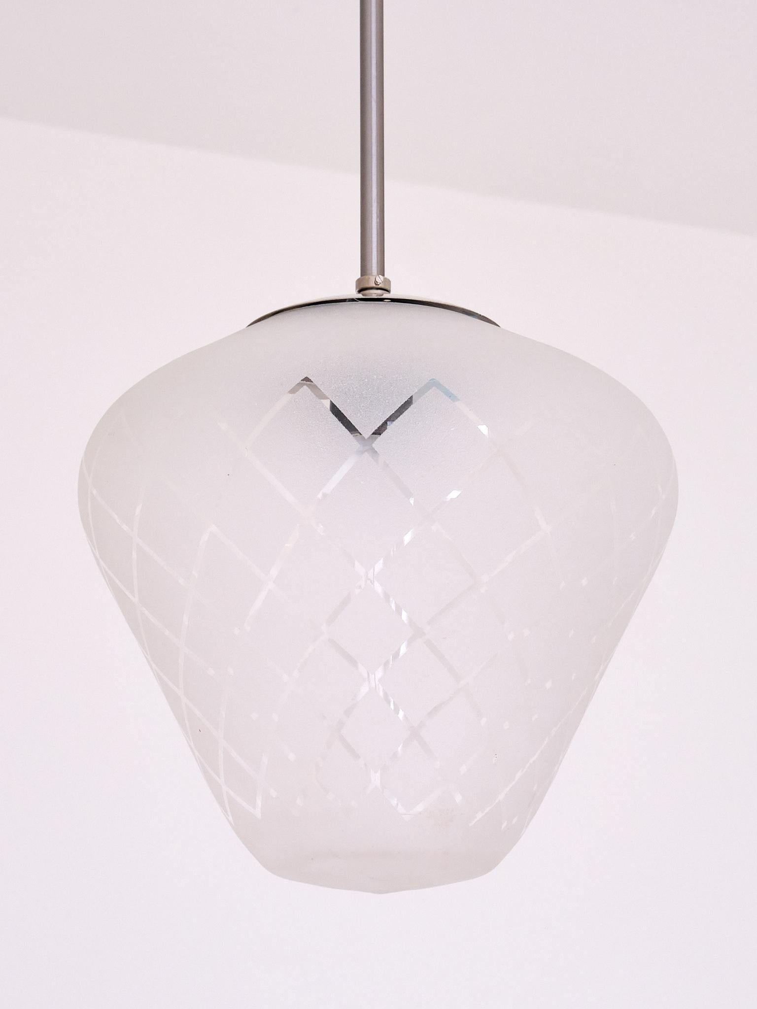 Scandinave moderne Pendentif Orrefors en verre gravé à damier diagonal, Suède Modernity, années 1950 en vente