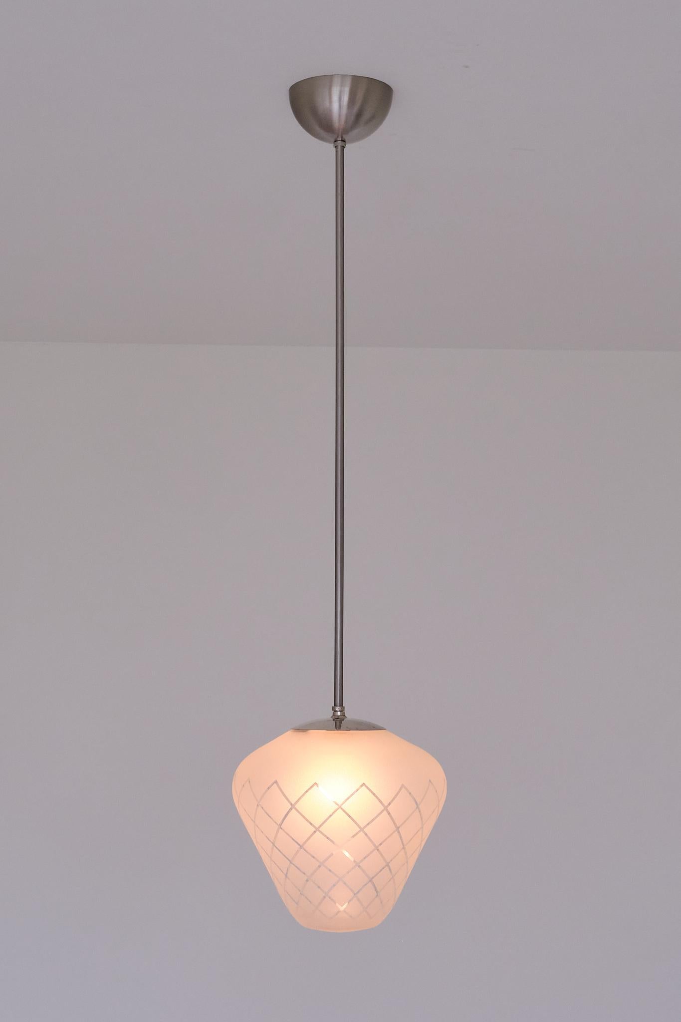 Suédois Pendentif Orrefors en verre gravé à damier diagonal, Suède Modernity, années 1950 en vente