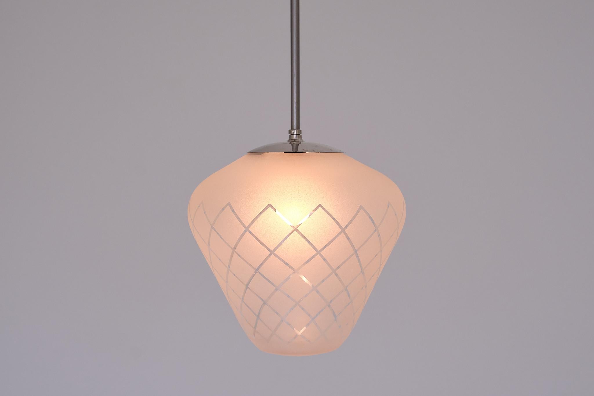 Buriné Pendentif Orrefors en verre gravé à damier diagonal, Suède Modernity, années 1950 en vente