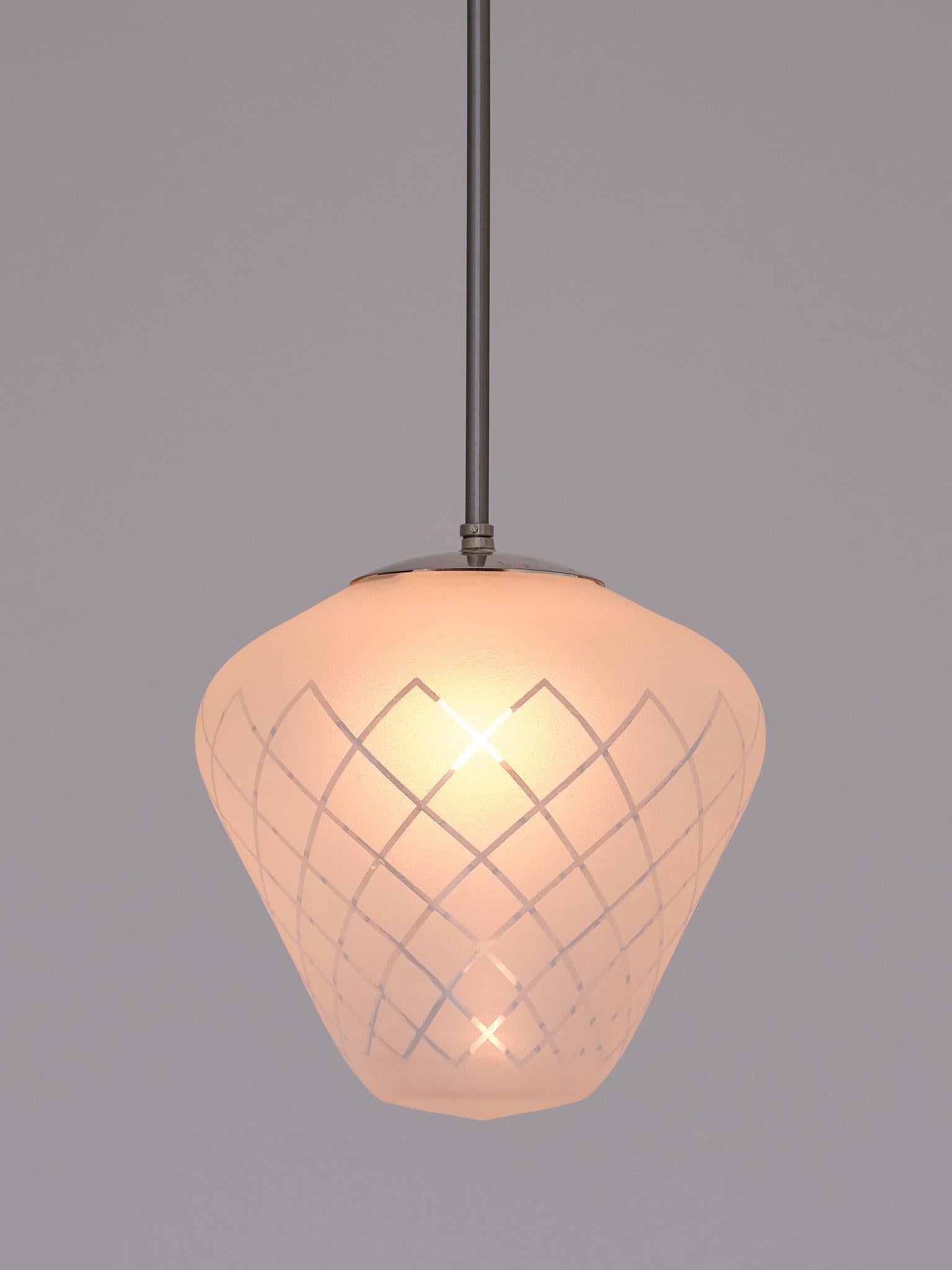 Pendentif Orrefors en verre gravé à damier diagonal, Suède Modernity, années 1950 Bon état - En vente à The Hague, NL