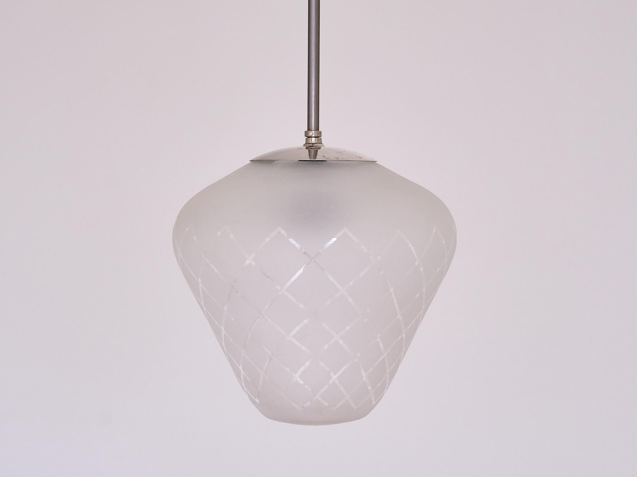 Milieu du XXe siècle Pendentif Orrefors en verre gravé à damier diagonal, Suède Modernity, années 1950 en vente