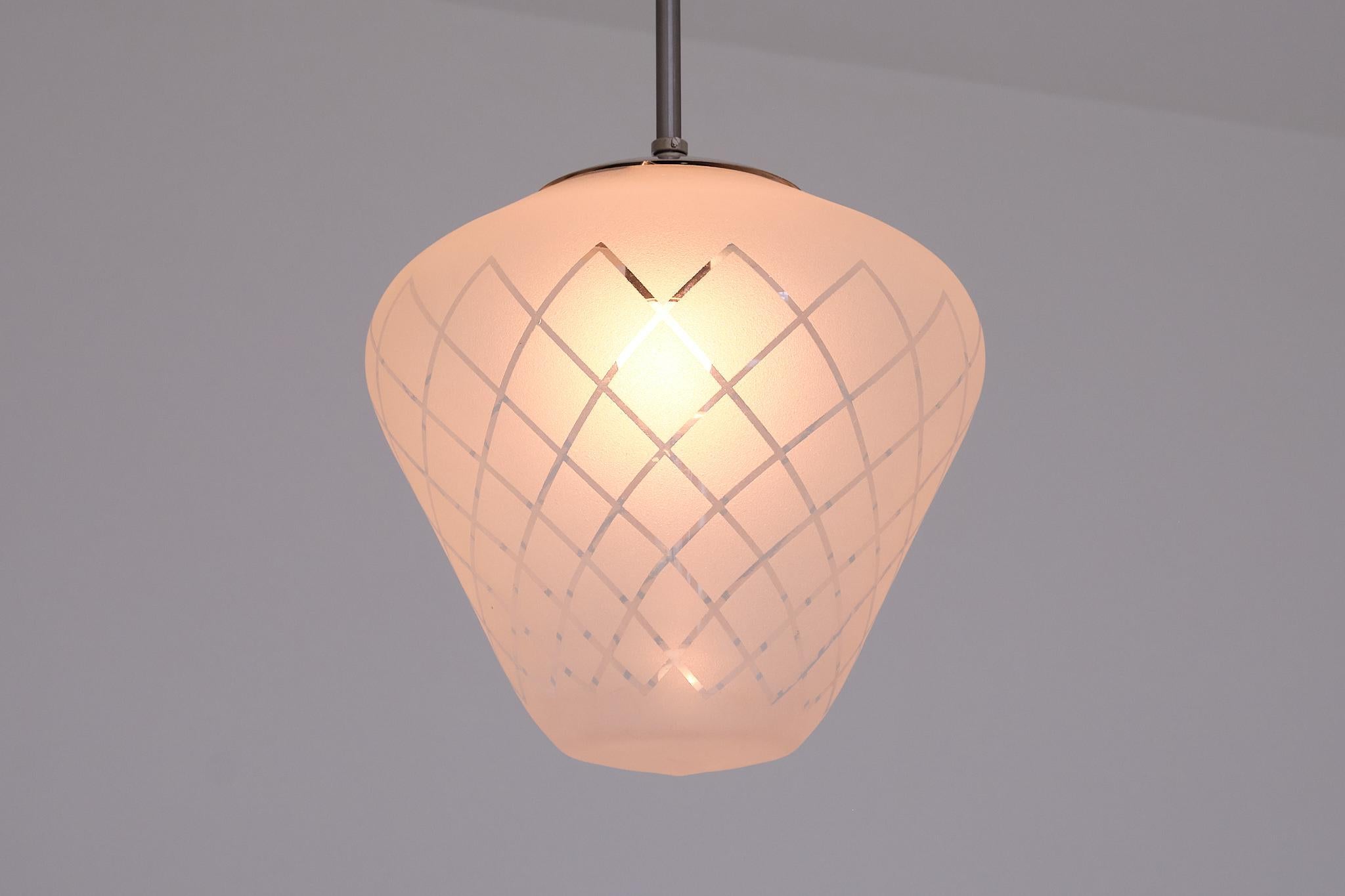 Métal Pendentif Orrefors en verre gravé à damier diagonal, Suède Modernity, années 1950 en vente