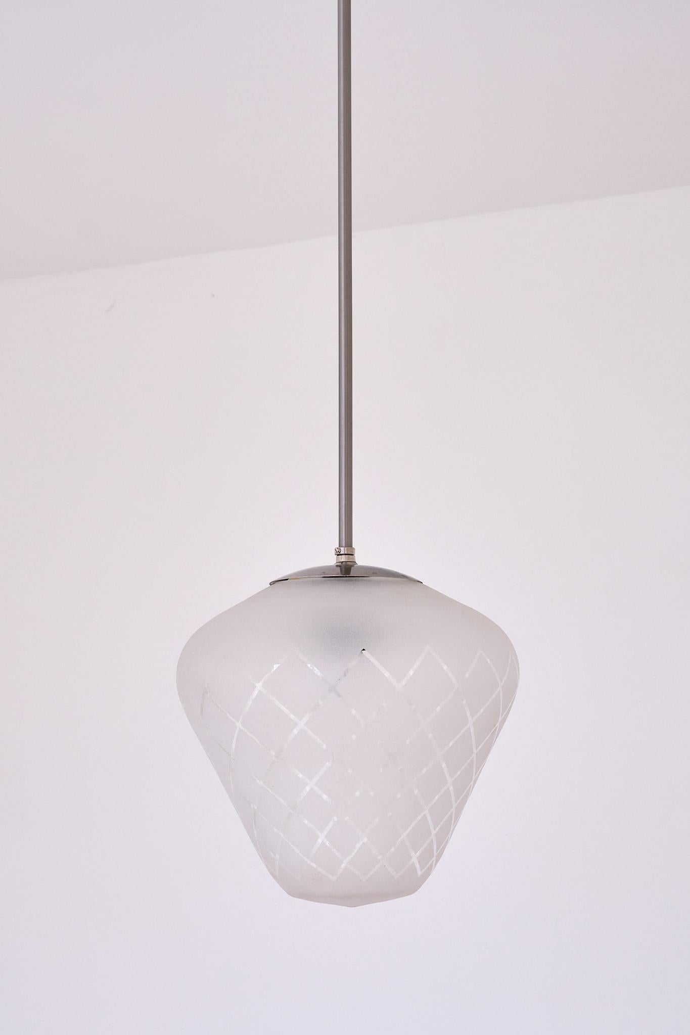 Pendentif Orrefors en verre gravé à damier diagonal, Suède Modernity, années 1950 en vente 1