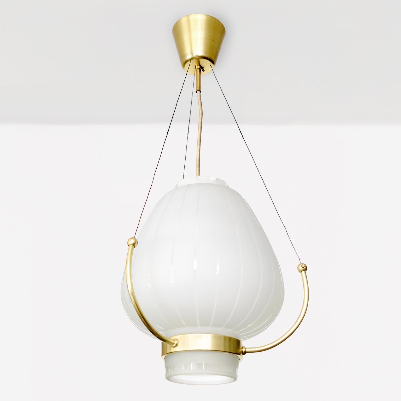 Orrefors (Schweden) zugeschriebene Deckenlampe, ca. 1930/40er Jahre, mit einem bauchigen, geätzten und polierten Glasschirm in der Mitte. Die dreiarmige Halterung ist an Drähten aufgehängt, die mit dem Vordach verbunden sind. Die obere Öffnung ist