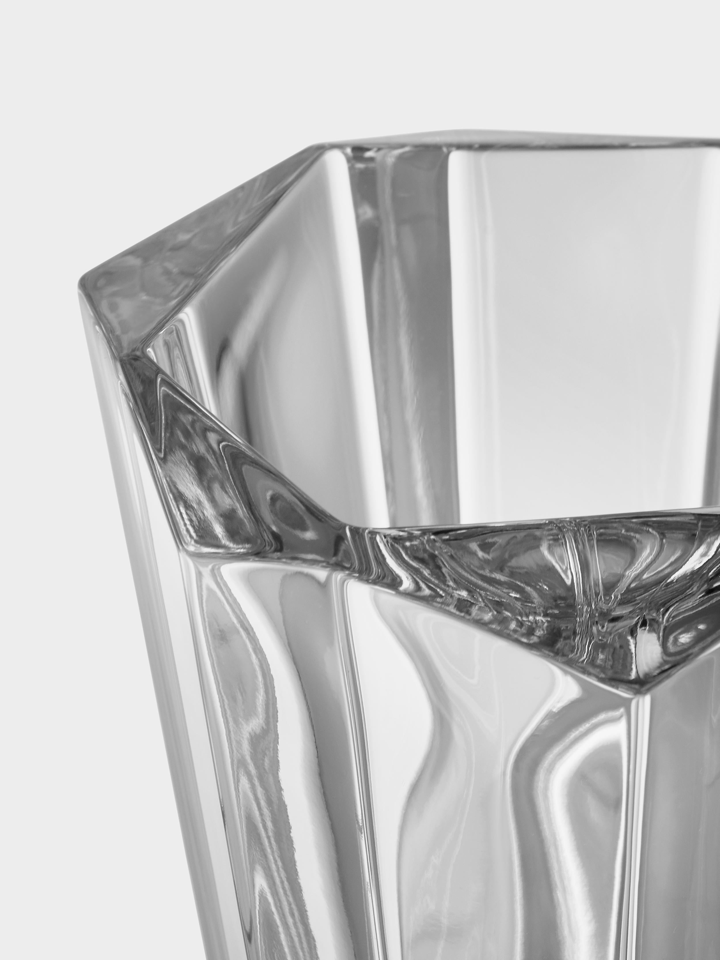 Precious Vase from Orrefors has an asymmetrical design that beautifully refracts the light reflected in the thick crystal. The large vase is a decorative centerpiece delivering an elegant feel to the home. Complement it with a bouquet of choice.