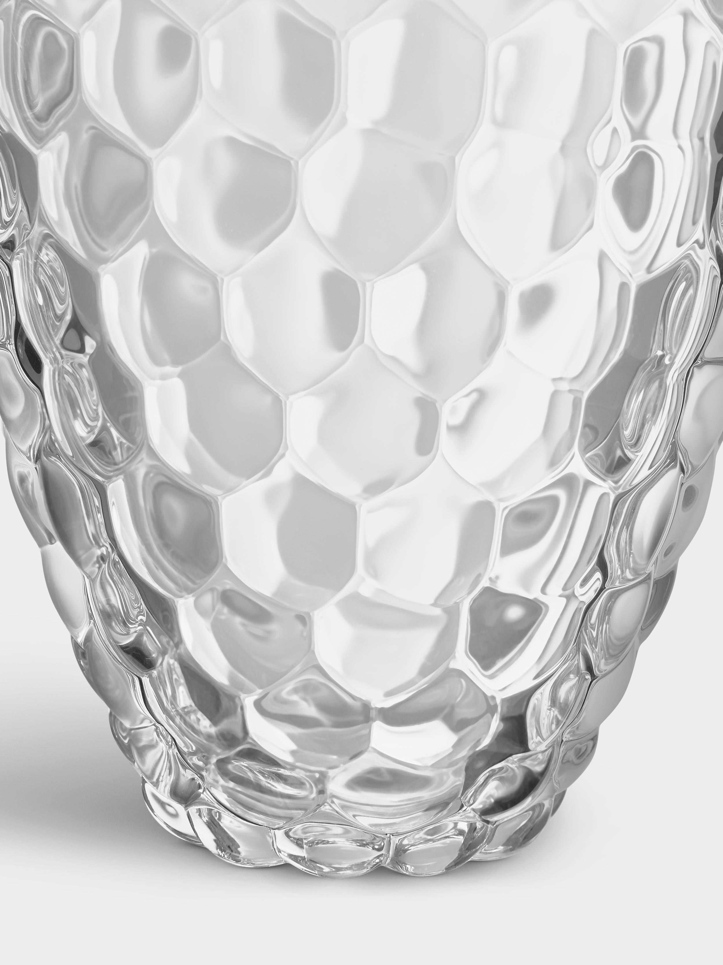 Raspberry ist ein beliebter Klassiker von Orrefors. Die große Vase in klarem Kristall hat ein Design, das an eine Himbeere erinnert und mit seinen runden Steinfrüchten