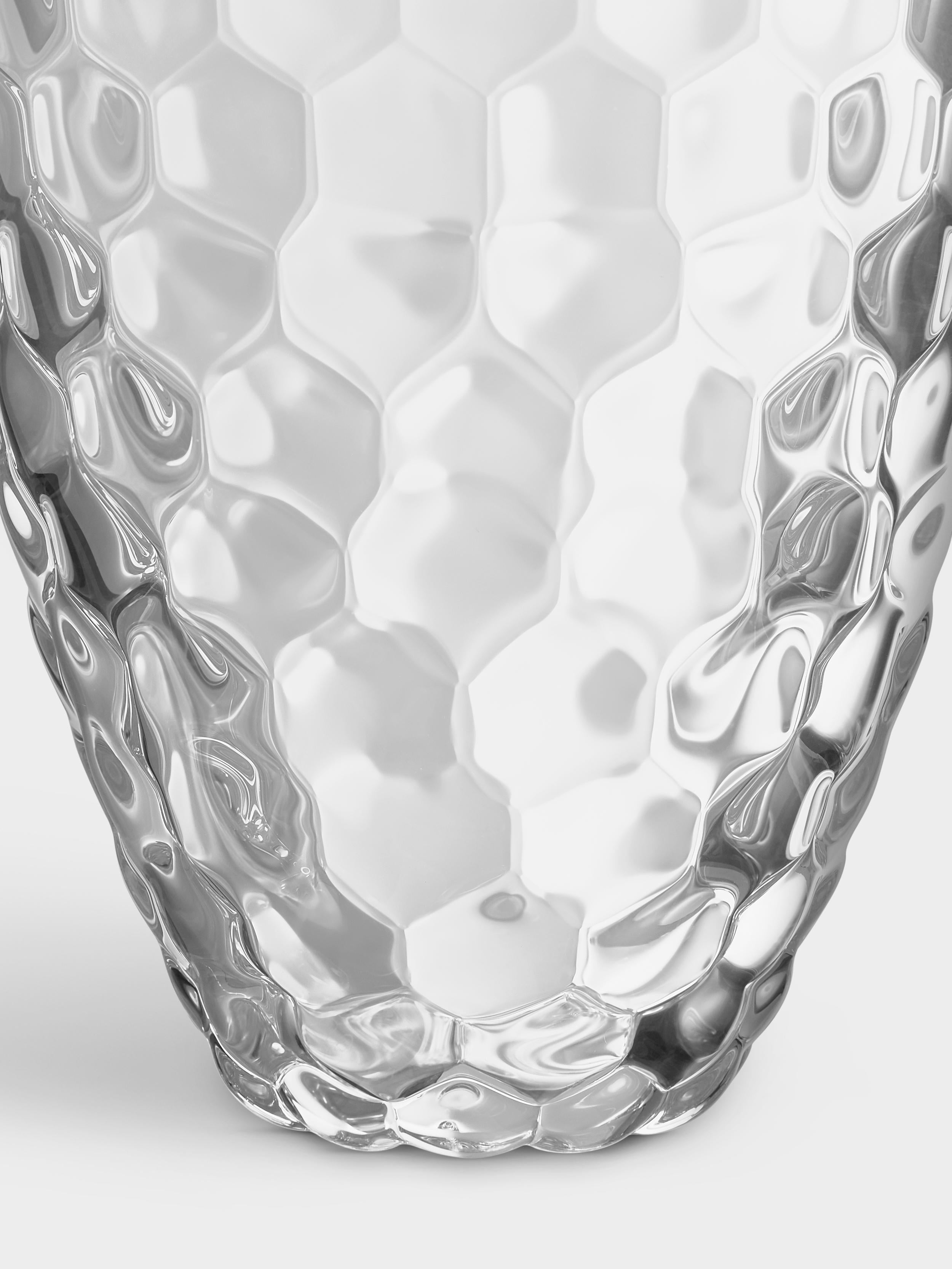 Raspberry is a beloved Orrefors classic. The small vase in clear crystal has a design resembling a raspberry with its round ‘drupelets’ giving it a soft look. The vase is perfect for short stem flowers or simply as a decorative object on its own.