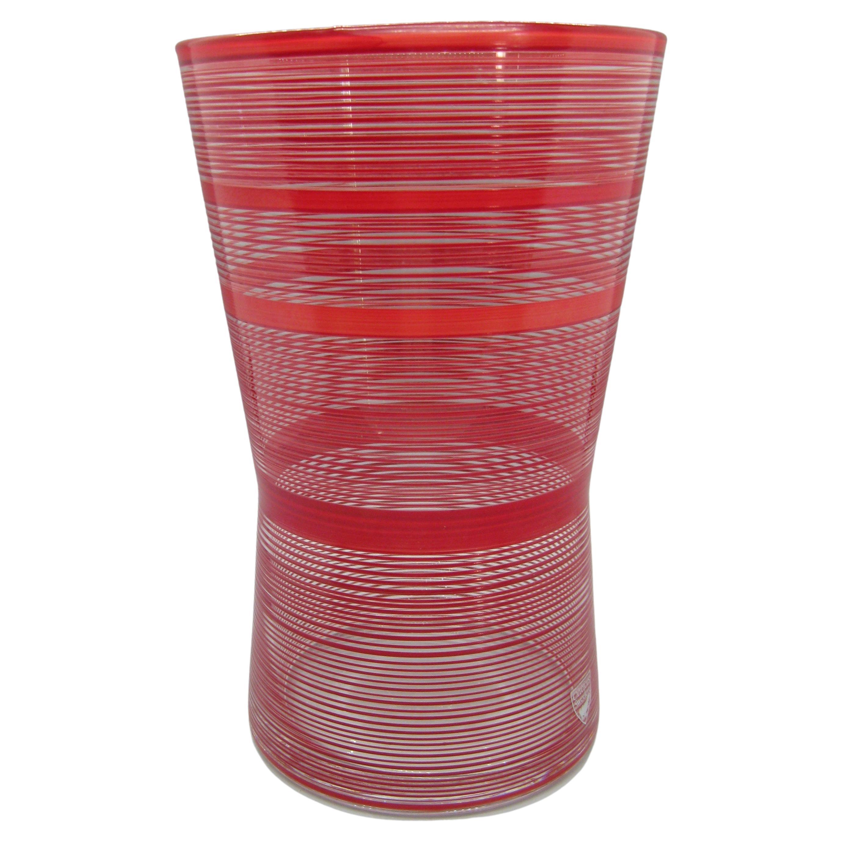 Vase en verre suédois "Zwizz" à rayures rouges d'Orrefors par Ingengerd Raman, Suède 7,25"