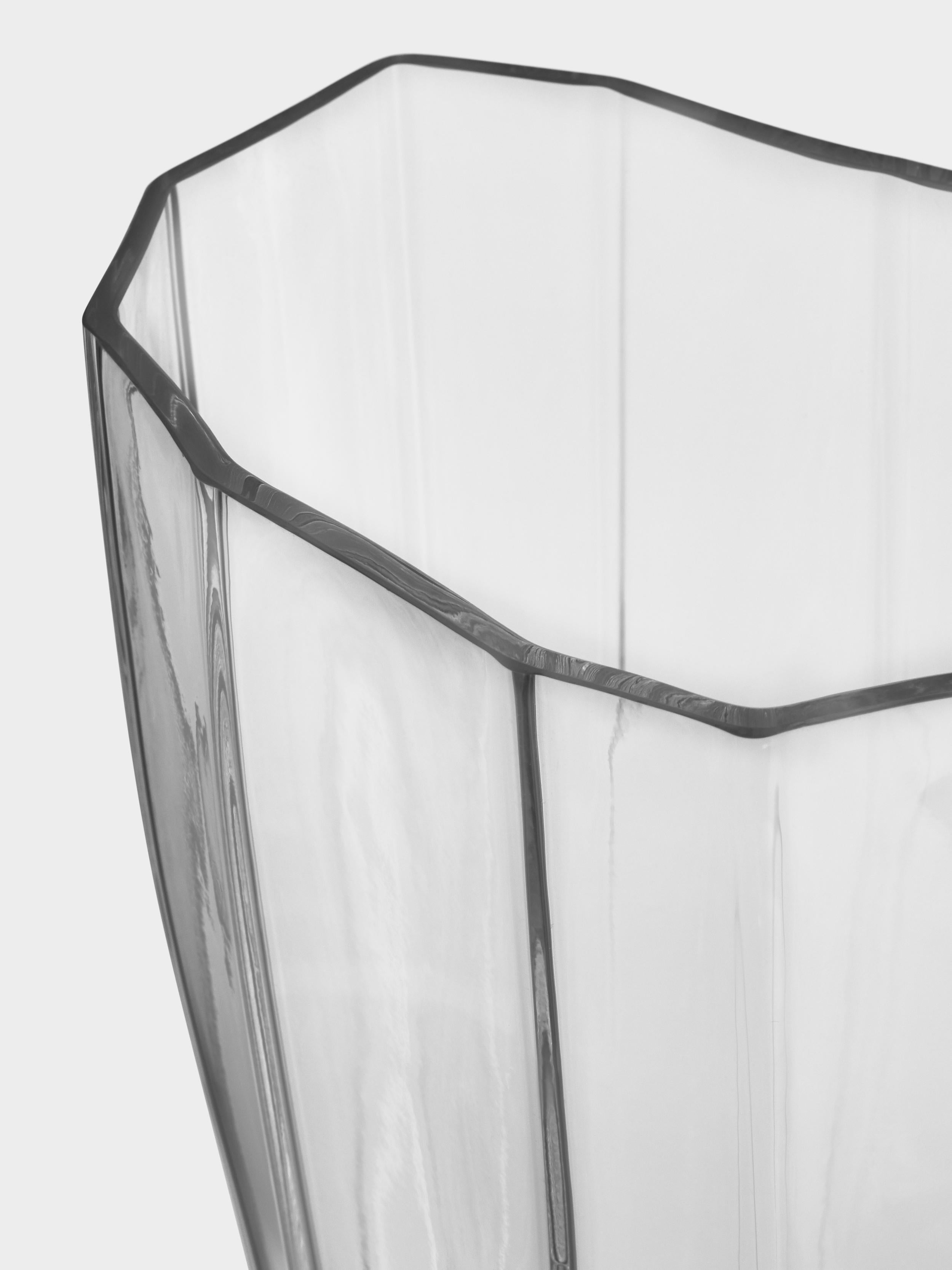 Con Reed, la designer svedese Monica Förster mostra come creare un senso di movimento organico enfatizzando le pieghe. Un'oscillazione silenziosa nel vetro solido e trasparente. La canna di medie dimensioni è adatta per fiori raccolti a mano e fiori