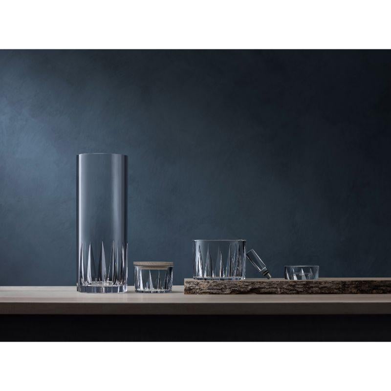 Sarek from Orrefors has deep-cut facets inspired by the motif on wooden baskets made of plaited birch bark, which has a symbolic connection to Swedish nature. The thick crystal item is a design object and a vase, ideal for long stem flowers.