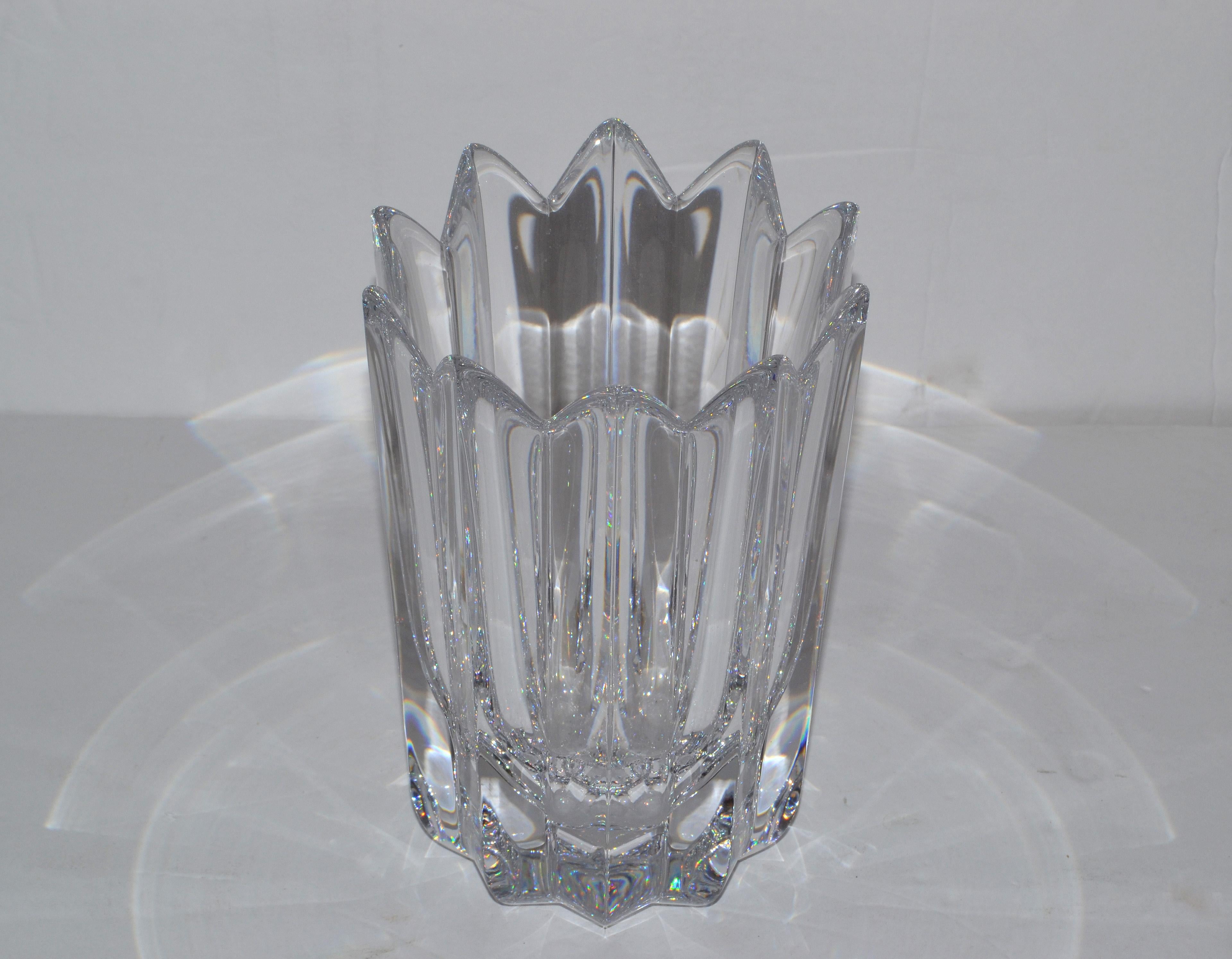 Orrefors Scandinavian Modern lead crystal clear fleur vase Jan Johansson Sweden.
Stunning fleur pattern tulip vase made in Sweden, signed and numbered underneath.
The vase is heavy and 5 inches wide at the top.