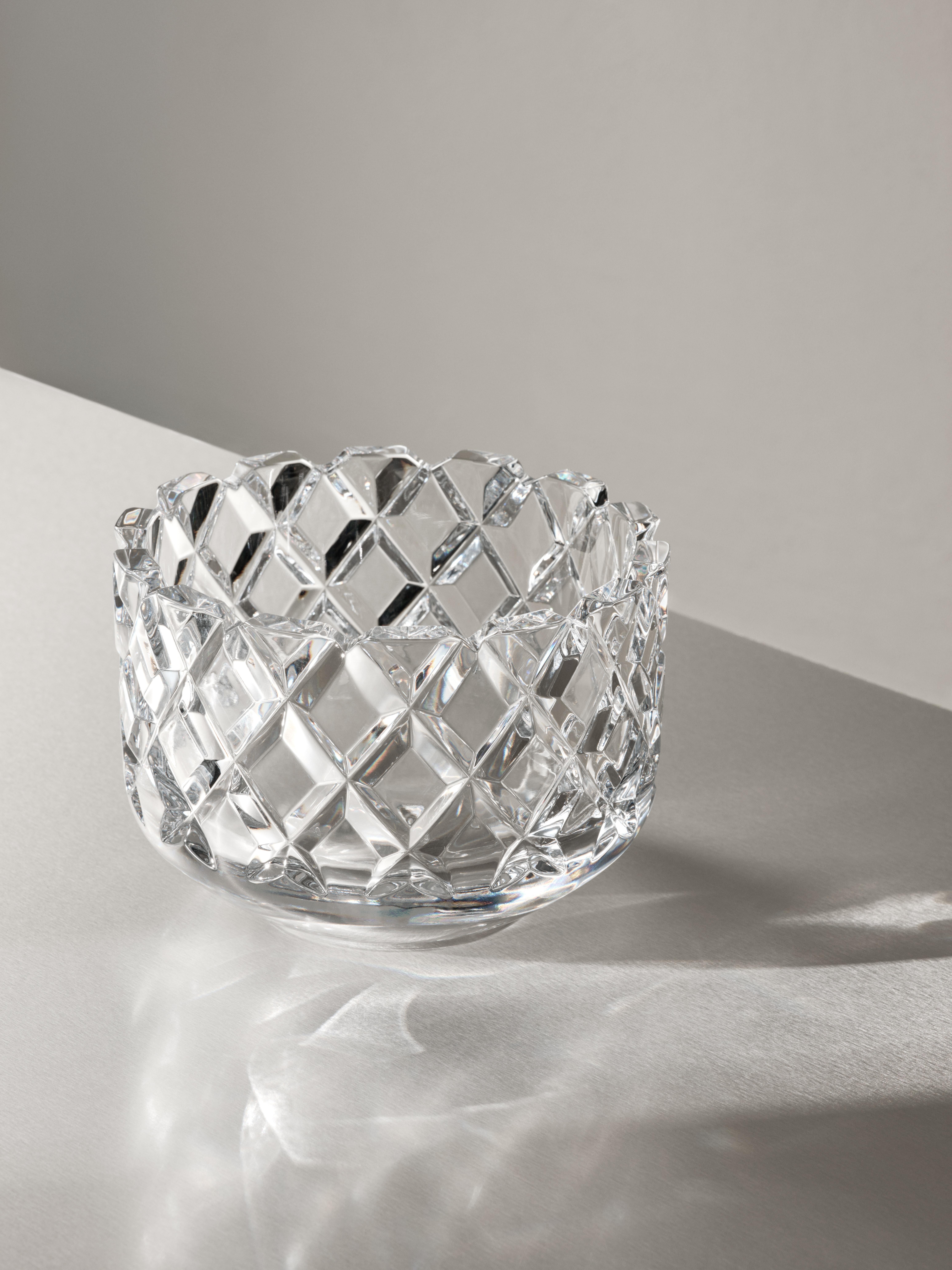Die mittelgroße Schale der Sofiero-Kollektion, die 1960 von Gunnar Cyrén entworfen wurde, ist ein zeitloser skandinavischer Klassiker von Orrefors. Er hat ein tief geschliffenes Motiv, das das Licht in dem dicken Kristall schön bricht. Sofiero Bowl