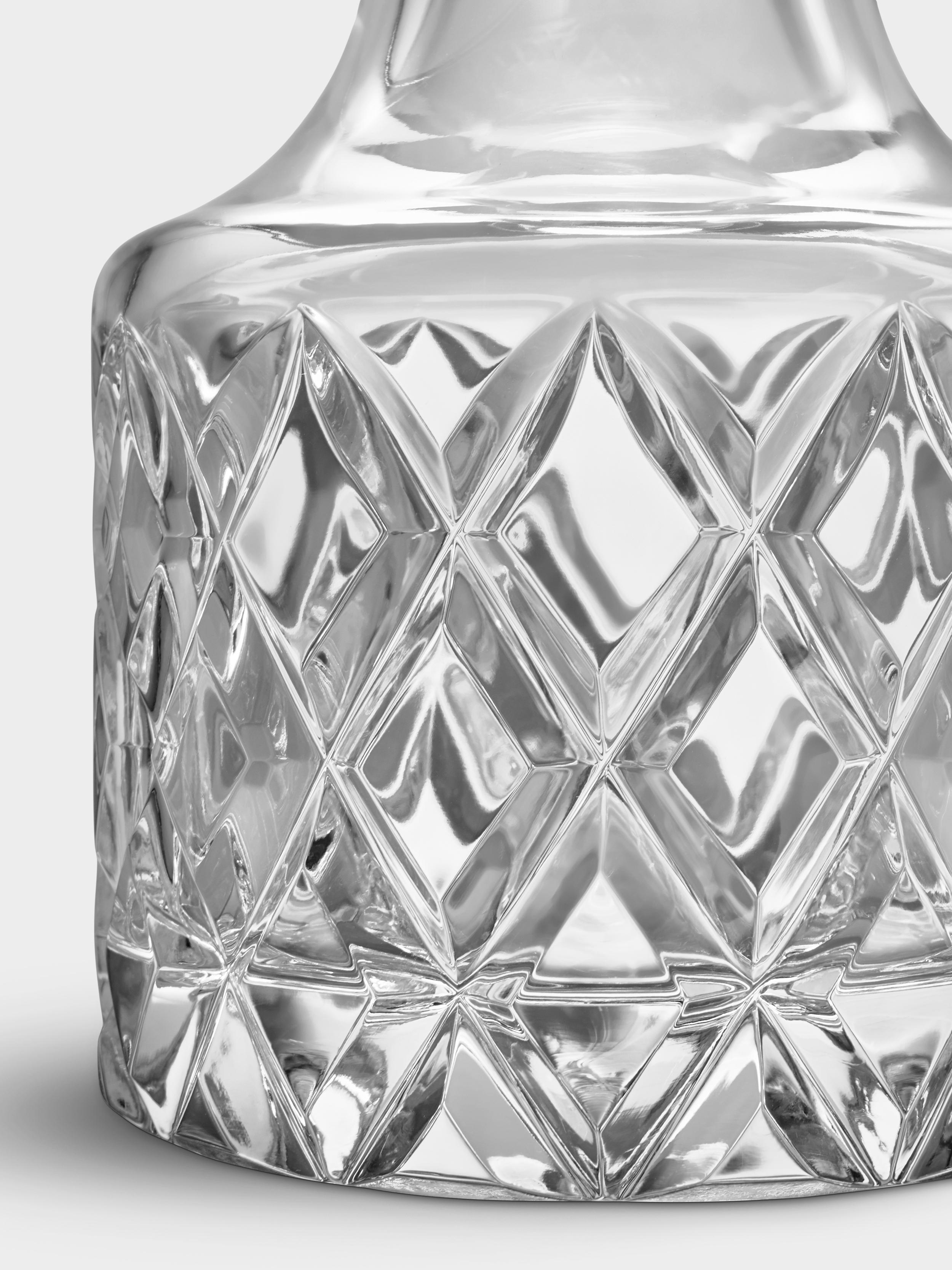 The decanter in the Sofiero collection from Orrefors, designed by Gunnar Cyrén in 1960, is a timeless Scandinavian classic. It has a deep-cut motif, which beautifully refracts light in the thick crystal. Sofiero Decanter, which holds 25 oz, is