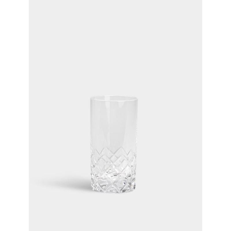 The highball from the collection Sofiero, designed by Gunnar Cyrén in 1960, is a timeless Scandinavian classic from Orrefors. The glass has a deep-cut motif, which beautifully refracts light in the crystal. Sofiero Highball holds 13 oz and is ideal