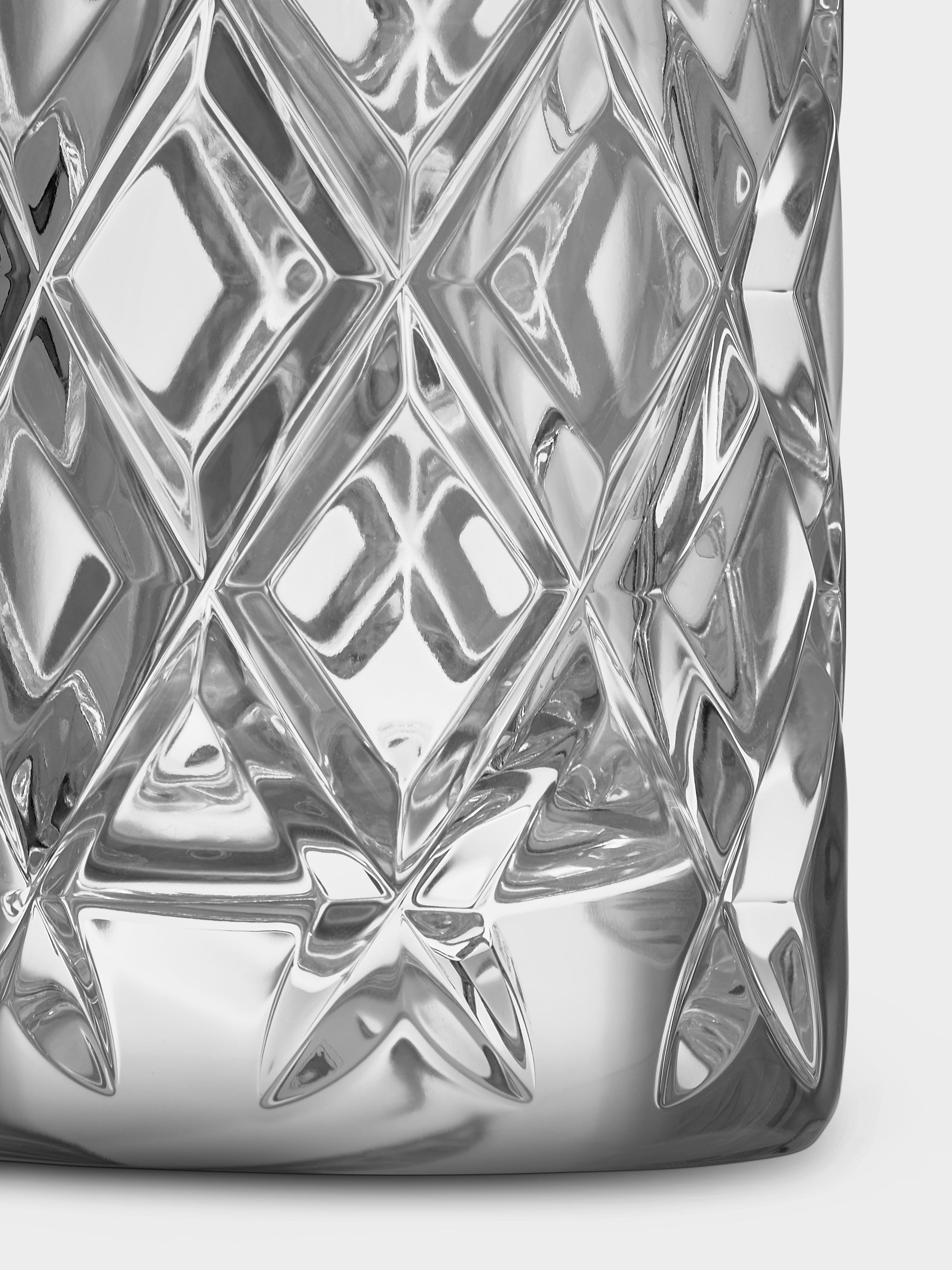 Die Vase aus der Sofiero-Kollektion, 1960 von Gunnar Cyrén entworfen, ist ein zeitloser skandinavischer Klassiker von Orrefors. Er hat ein tief geschliffenes Motiv, das das Licht in dem dicken Kristall schön bricht. Die Vase Sofiero ist sowohl