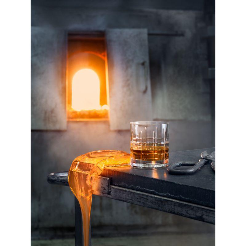 Street Old Fashioned di Orrefors, con una capacità di 8 once, è ideale per servire liquori o cocktail. Il vetro OF presenta un motivo a quadri di linee rette ispirato alle strade e ai viali incrociati di Manhattan, New York. Usa il taglio più basso