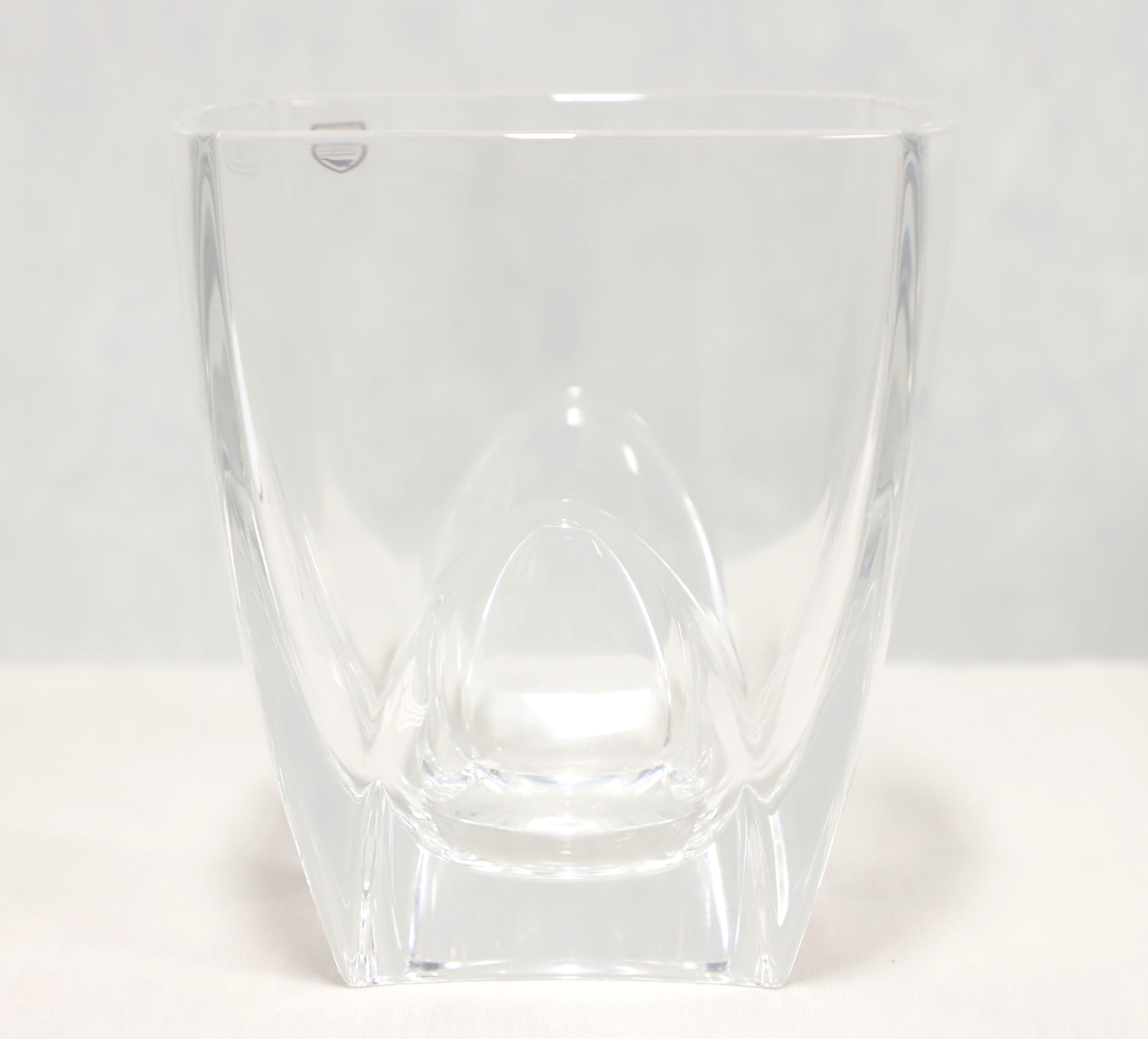 Un vase carré de la fin du 20e siècle par Orrefors. Design moderne d'un carré effilé en cristal clair avec des arcs sur chacun des quatre côtés et une base solide. Gravé sur le fond 