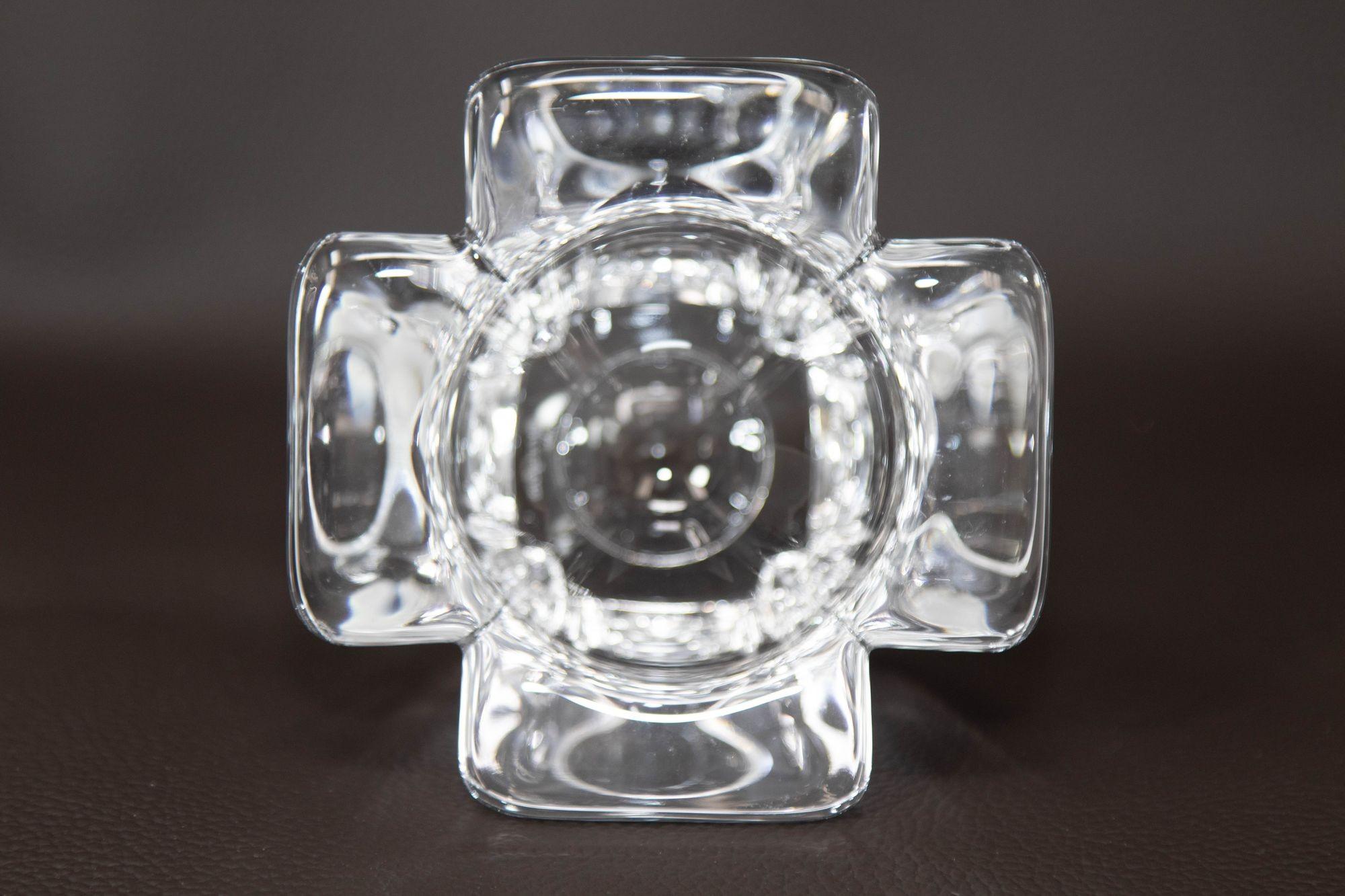 Cristallo di Orrefors Sweden di Lars Hellsten degli anni '70 circa.
Ciotola in cristallo svedese disegnata dallo scultore Lars Hellsten per Orrefors, contrassegnata da Orrefors inciso ad ago alla base.
Il vetro trasparente a pareti spesse è un pezzo