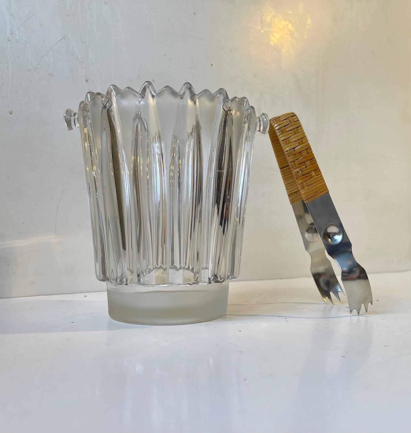 Mid-Century Modern Seau à glace en verre Orrefors Suède avec pince en rotin en vente