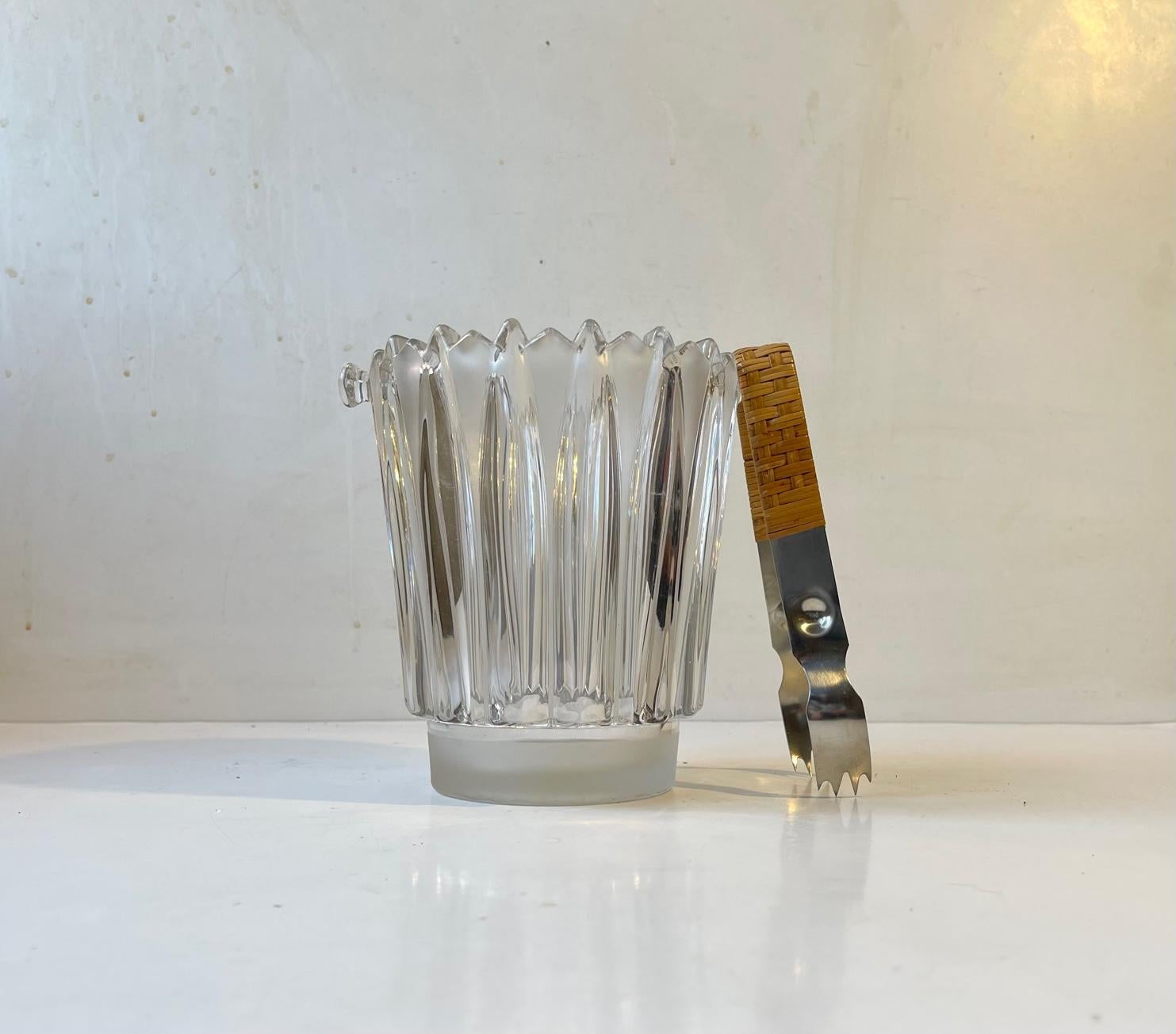 Suédois Seau à glace en verre Orrefors Suède avec pince en rotin en vente