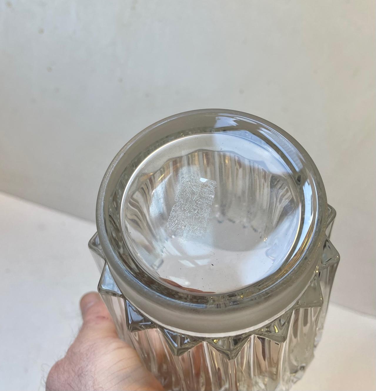 Seau à glace en verre Orrefors Suède avec pince en rotin en vente 1