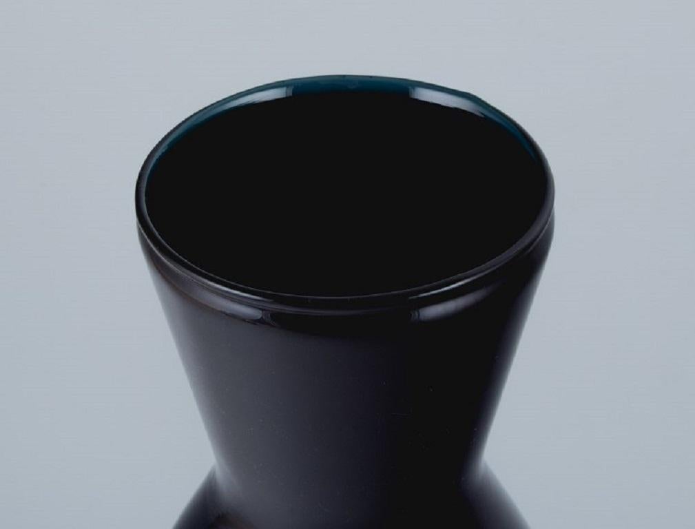 Orrefors, Schweden, große Vase aus Kunstglas in Blautönen. Ca. 1970/80er Jahre. (Skandinavische Moderne) im Angebot