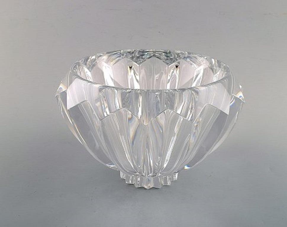 Orrefors, Sweden. Large modernist bowl in clear art glass. Stylish design, 1980's.
Measures: 25.5 x 16 cm.
In very good condition.
Incised signature.
 