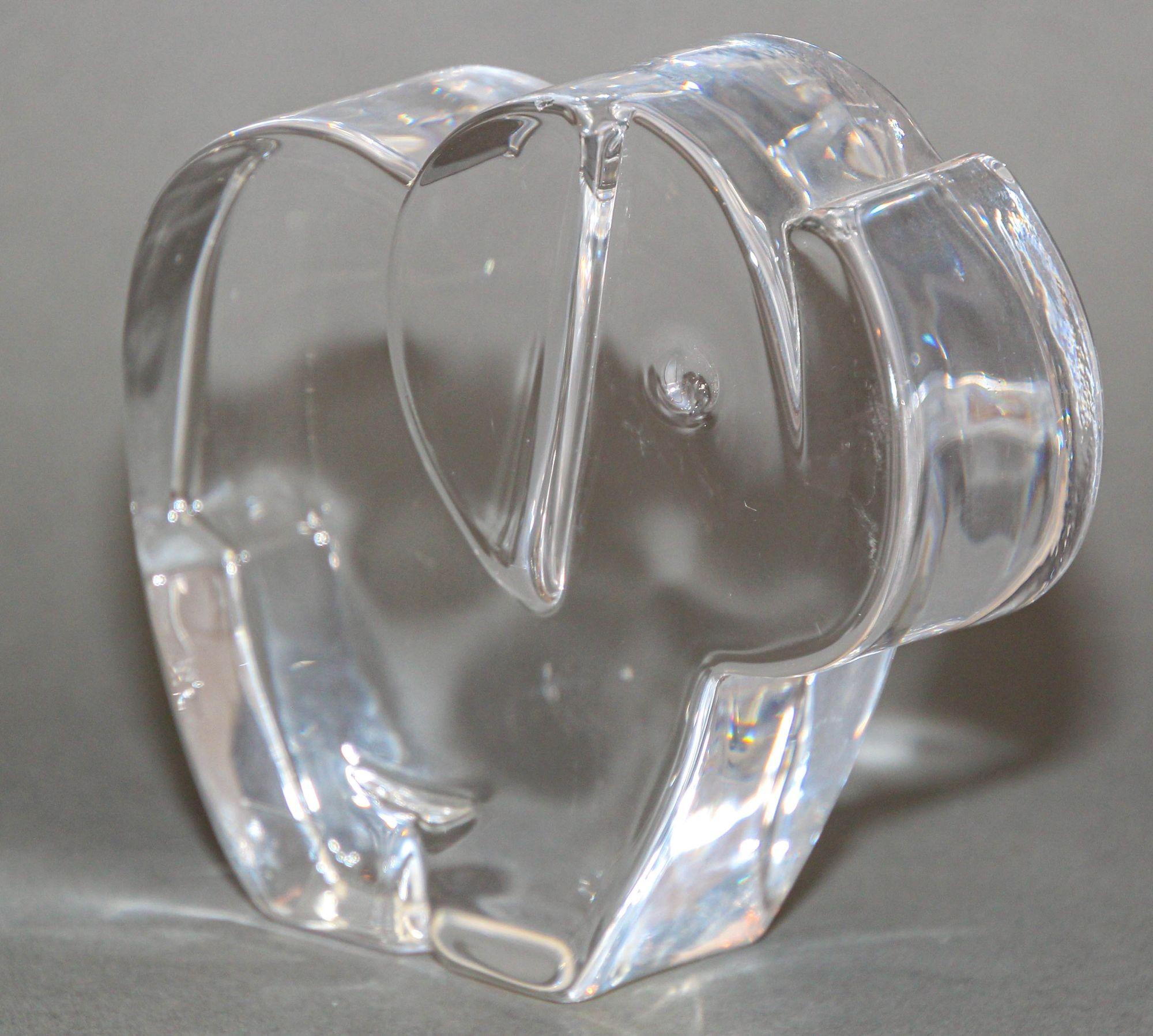 Orrefors Sweden Crystal Elephant, die Zoo Collection'S von Martti Rytkönen.
Dieser wunderschöne Briefbeschwerer in Orrefors-Kristall, entworfen von Martti Rytkönen, ist ein wahres Meisterwerk des Minimalismus.
Das moderne, stilisierte,