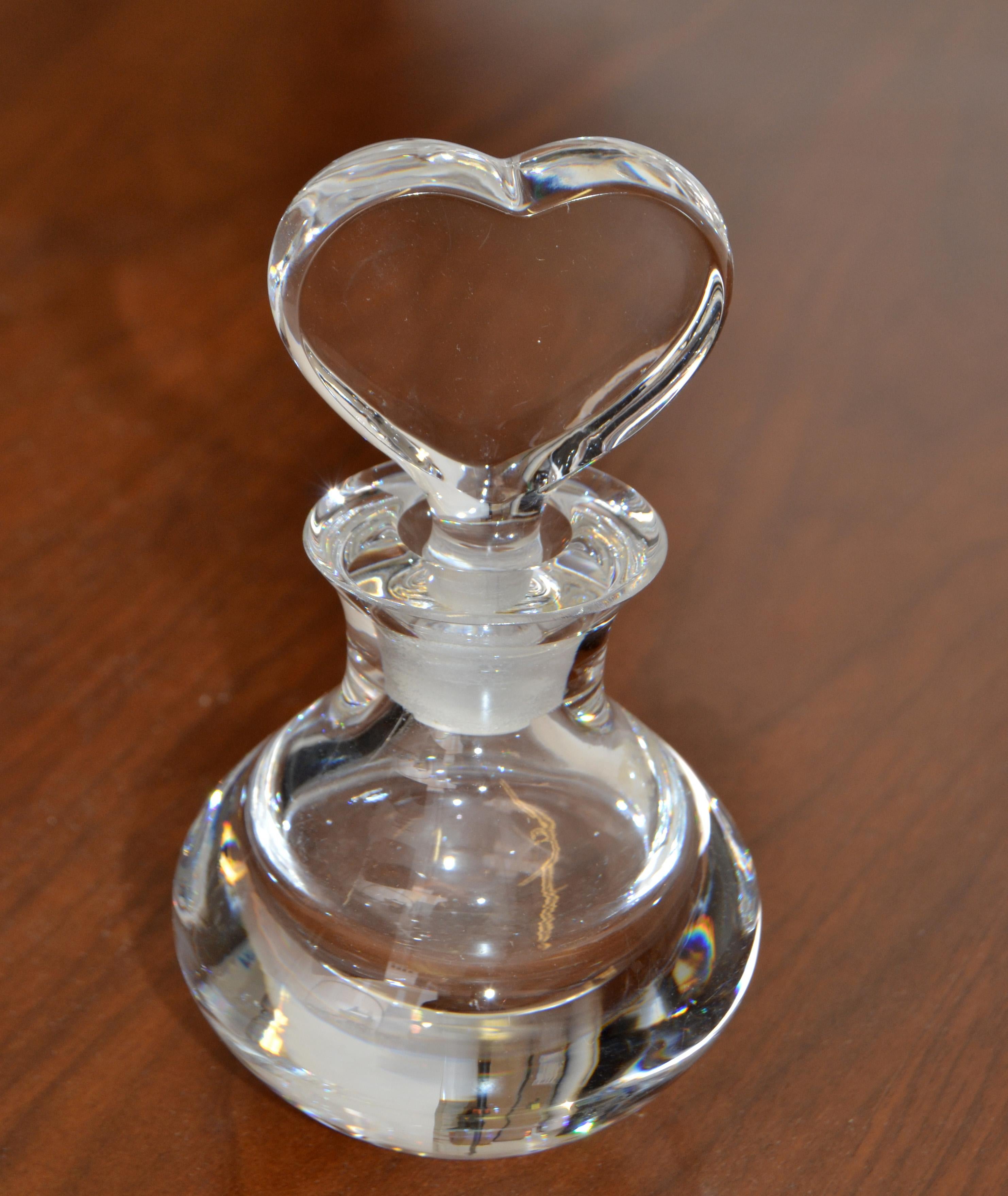 Vintage klar signiert Orrefors geblasen und handgefertigt Kunst Glas Parfüm Flasche mit einem herzförmigen Stopfen.
Skandinavisches Gefäß aus der Mitte des Jahrhunderts, hergestellt in Schweden um die 1980er Jahre.
Schwerer Parfümflakon, der aus